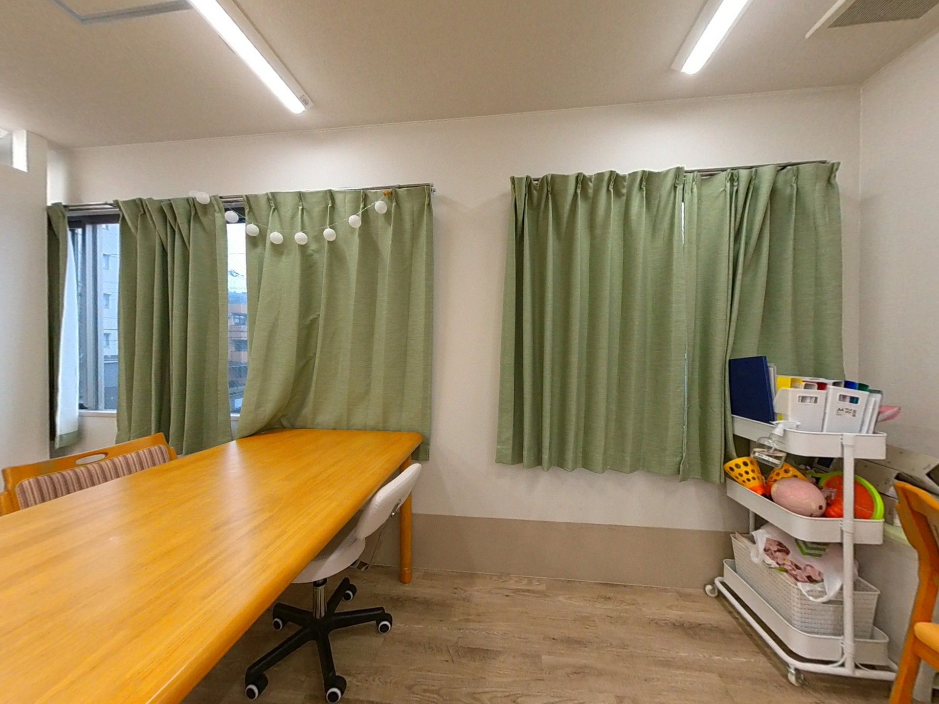 明るい部屋のテーブル