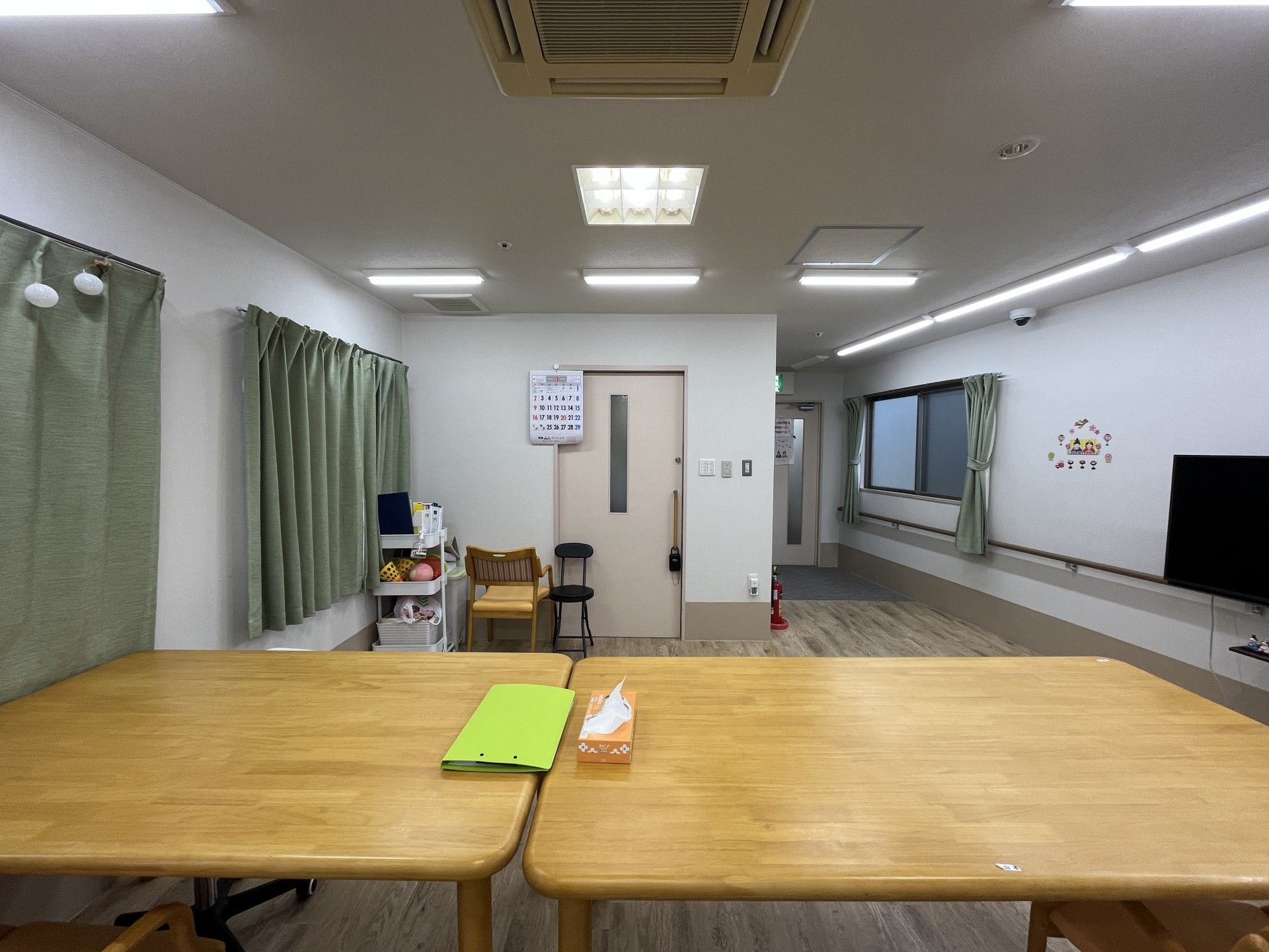 広いテーブルのある部屋