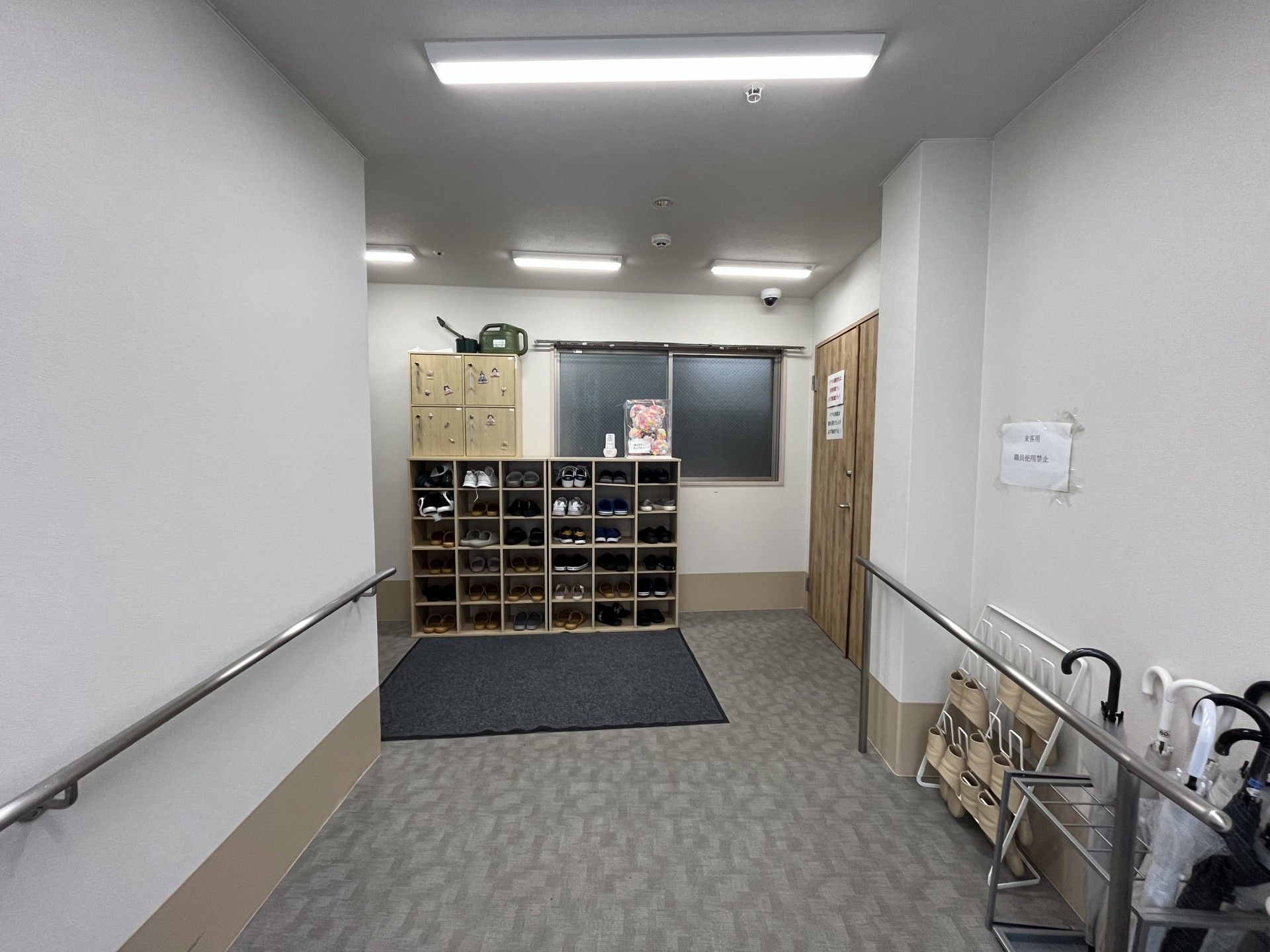 靴箱と手すりのある廊下