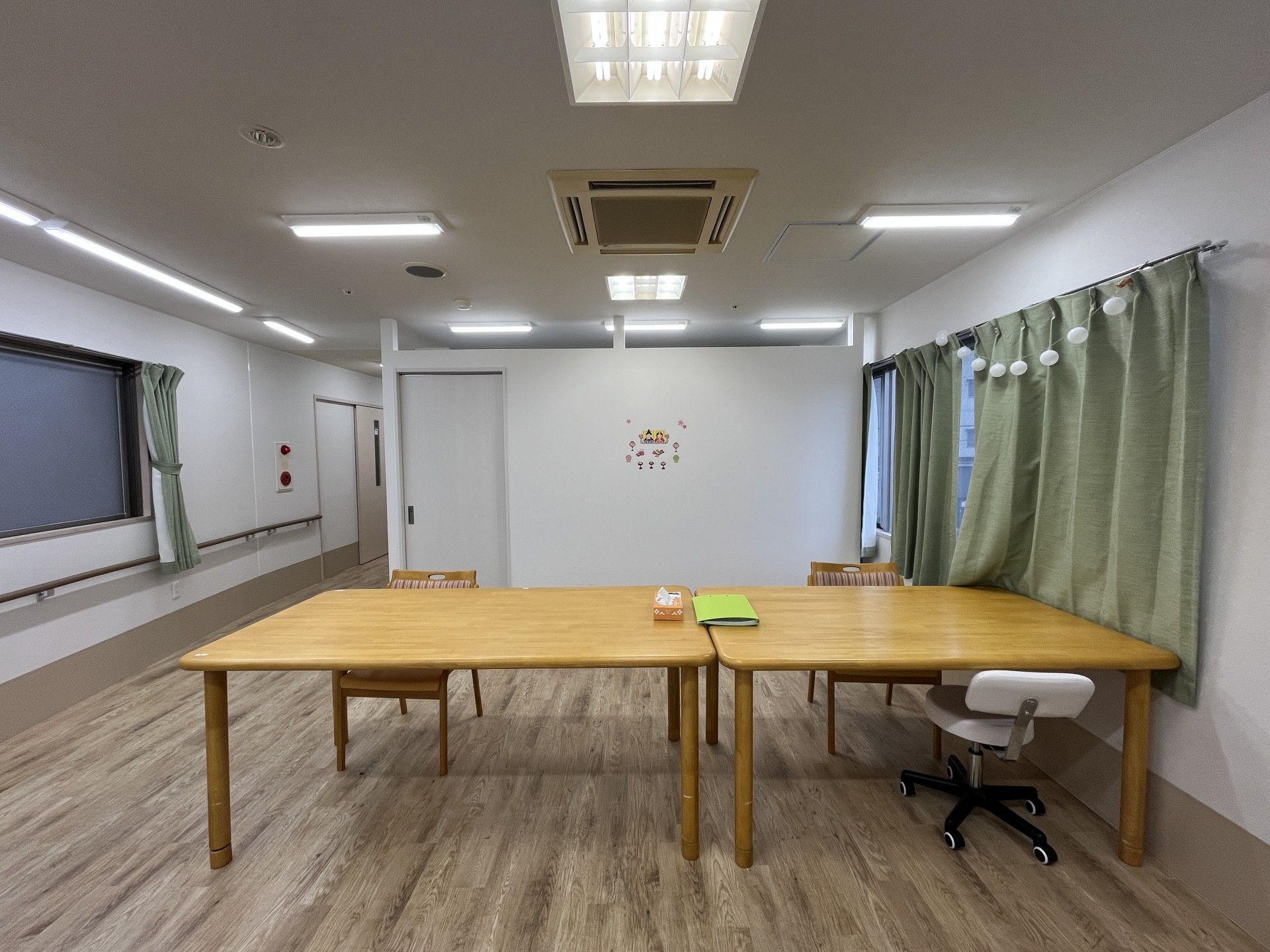 広いテーブルのある部屋