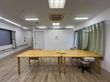 広いテーブルのある部屋