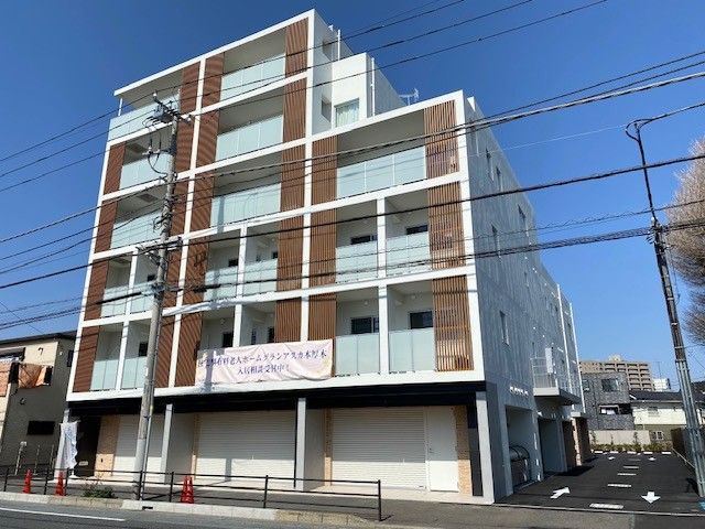 白を基調とした建物