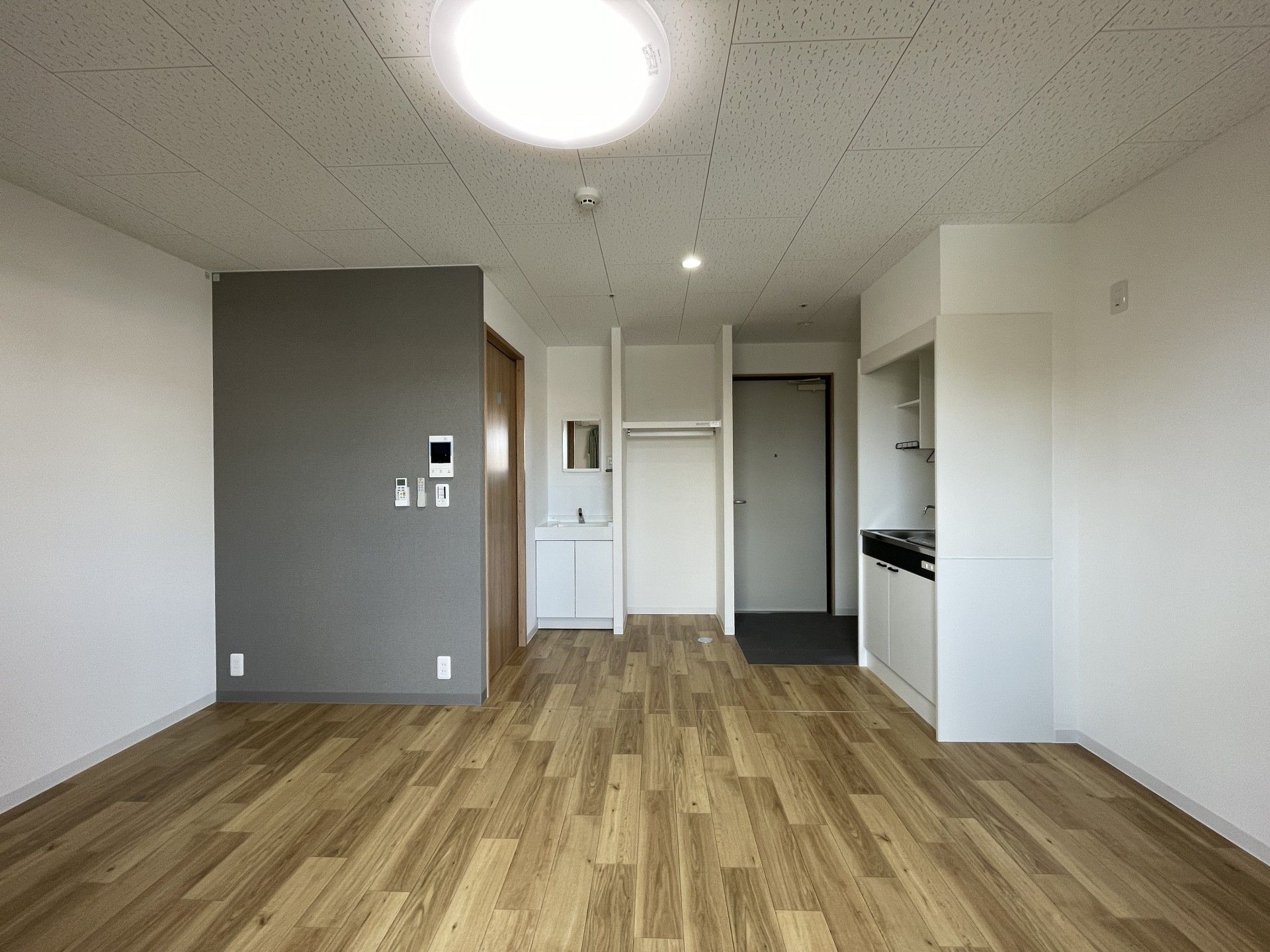 シンプルで広々居室