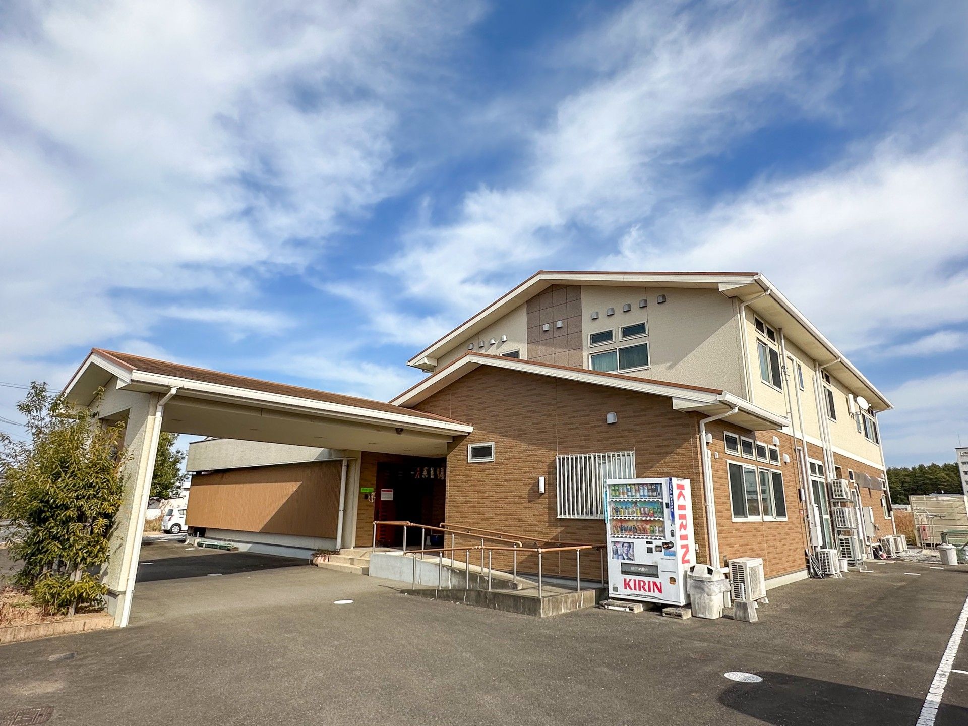 広い駐車場のある建物