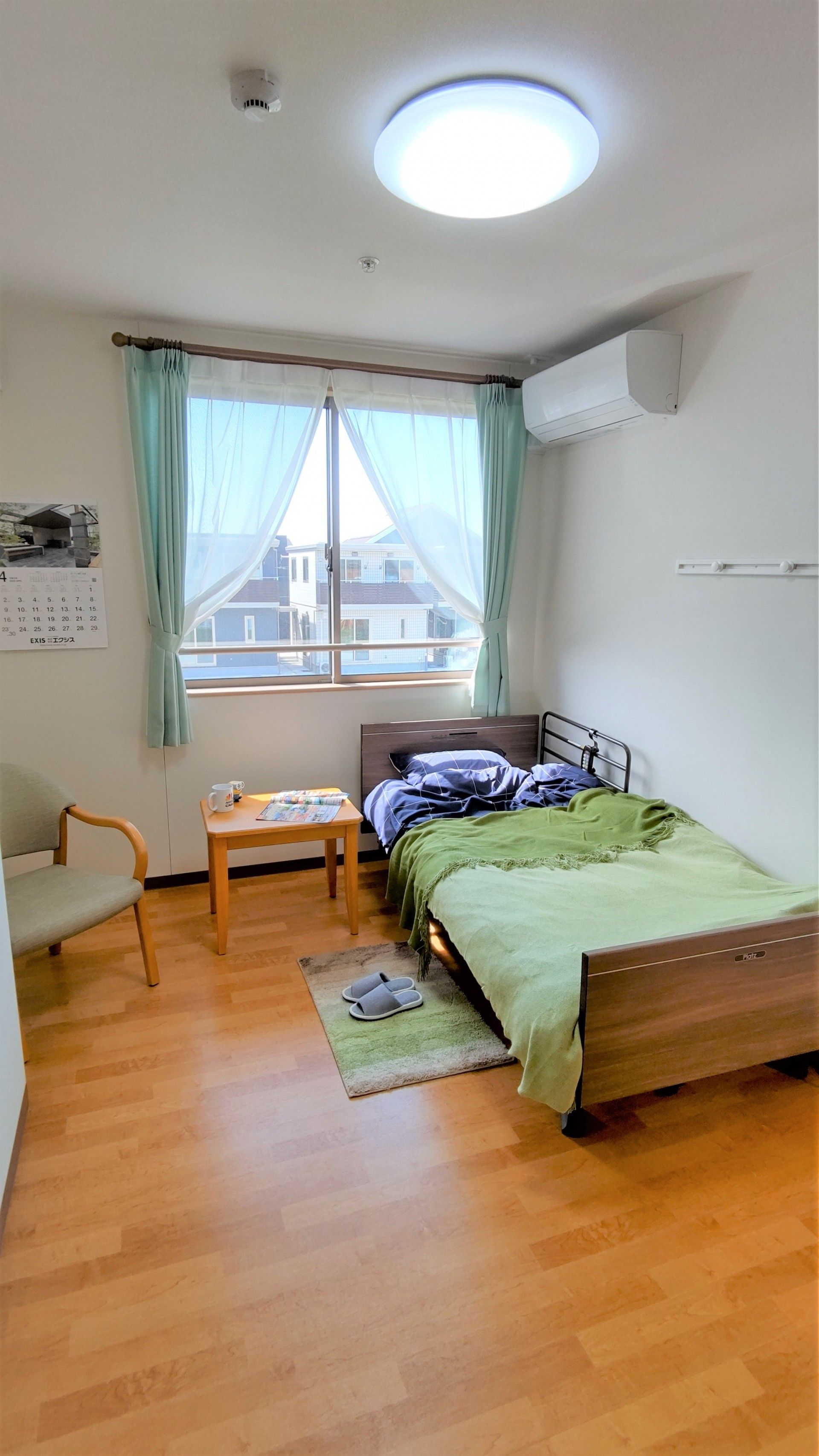 日当たりの良い部屋にエアコンが設置されているほか、手すり付きベッドも配置。