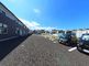 広々とした駐車場の全景