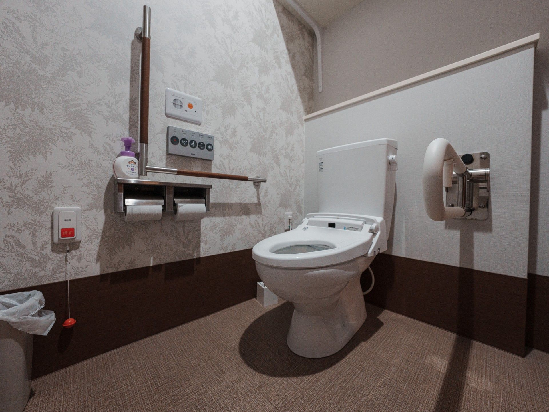 手すり付きのトイレ