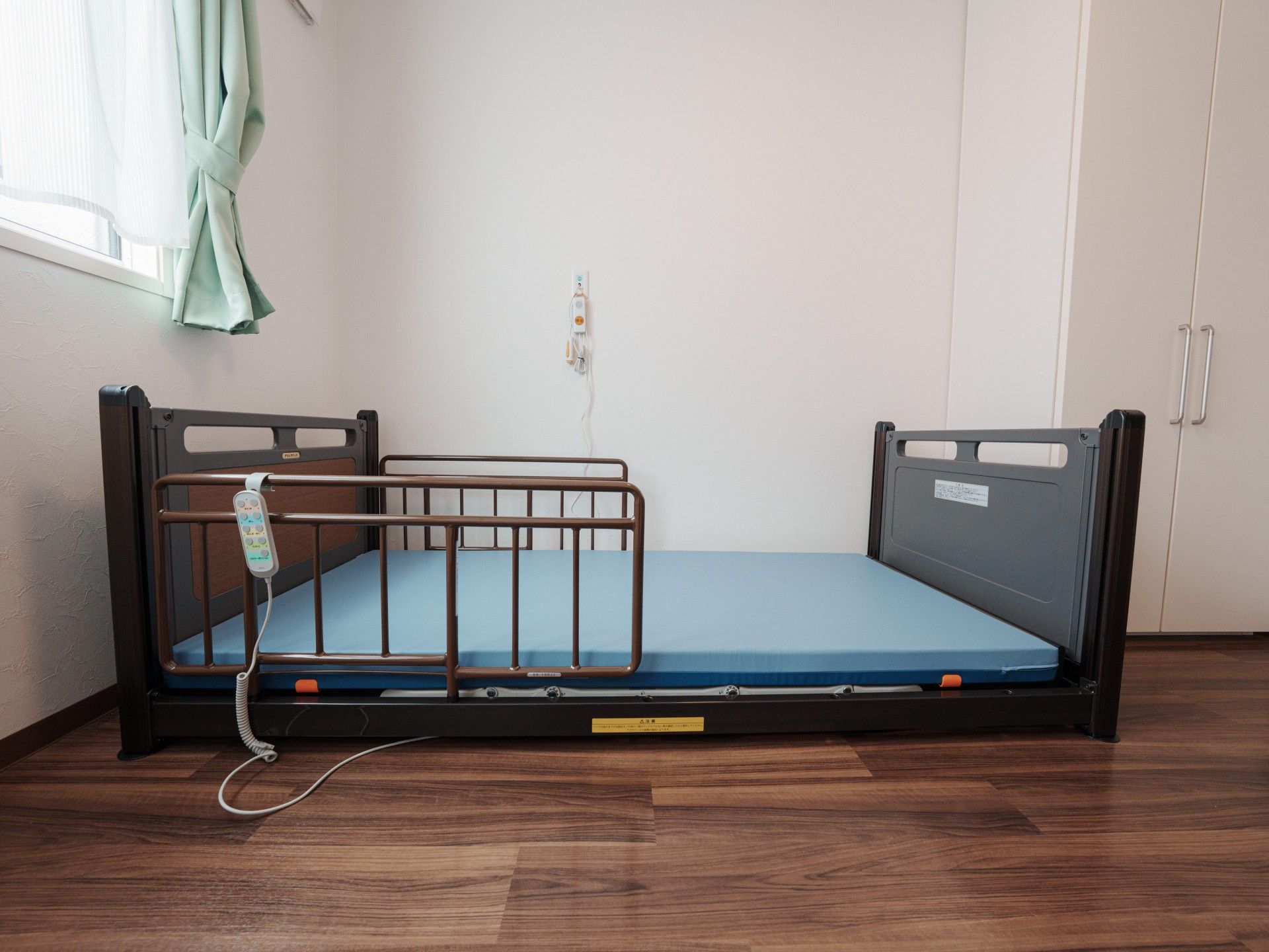 シンプルなベッドの部屋