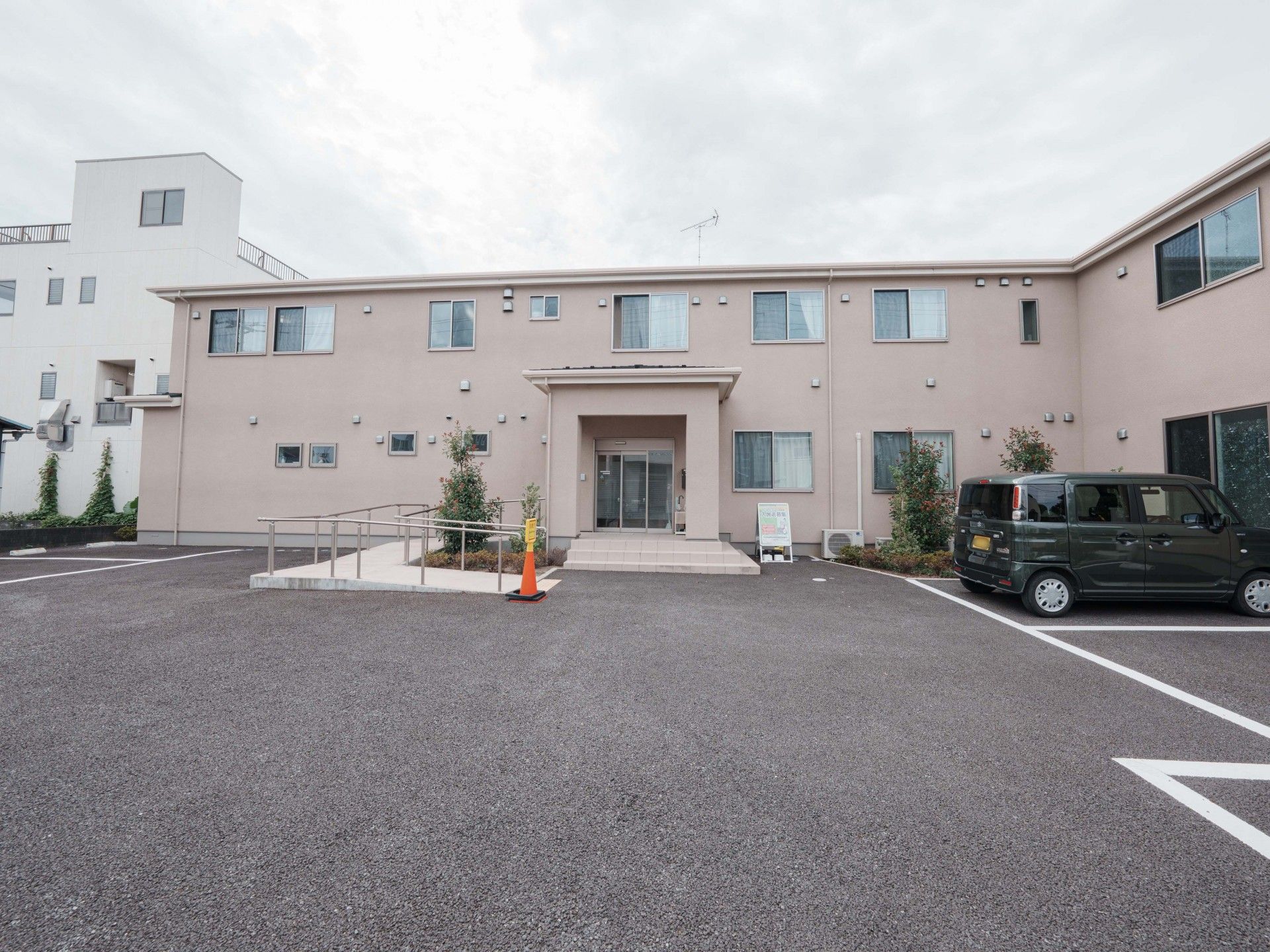 広い駐車場の建物