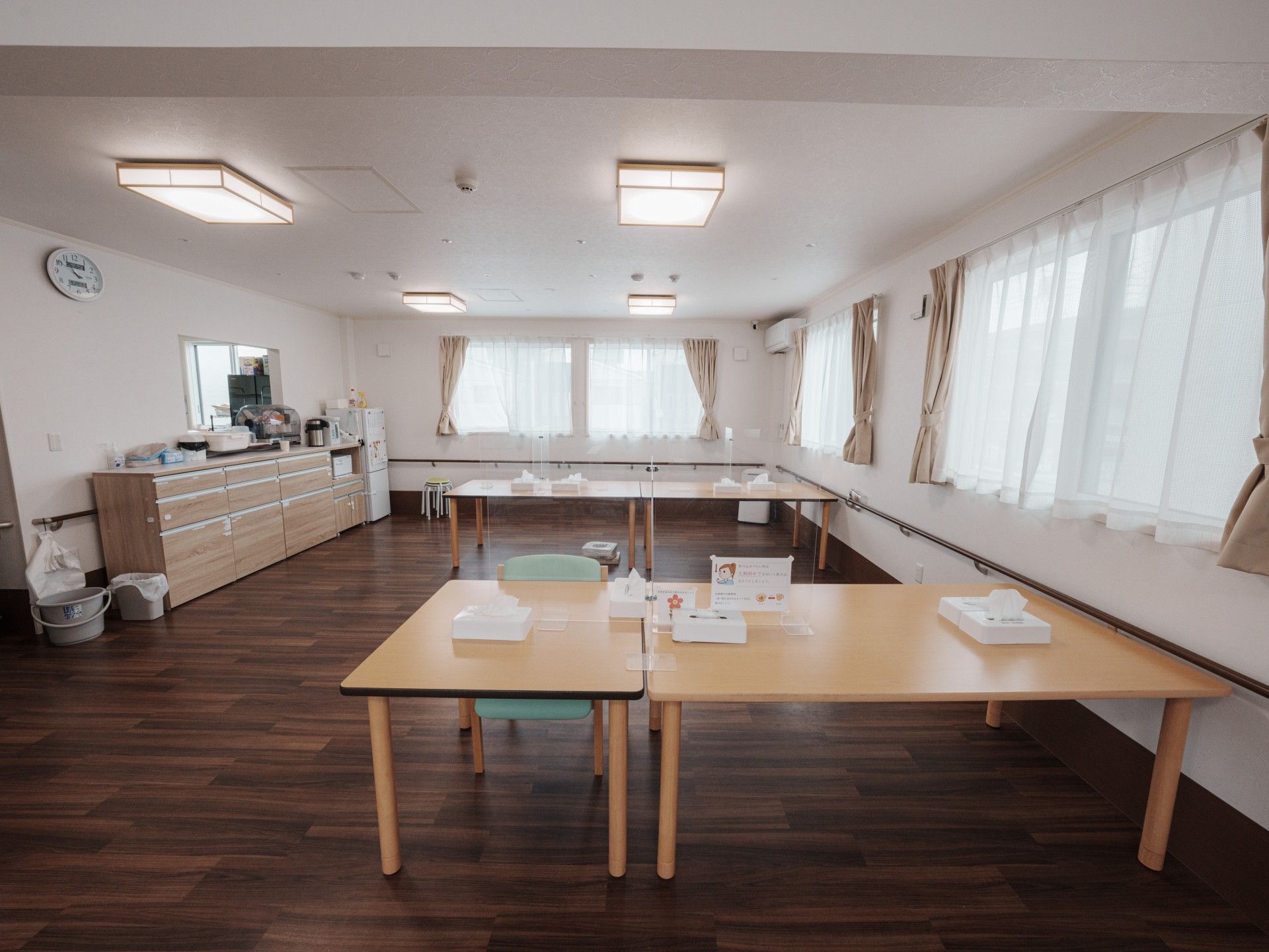 明るい食事スペース