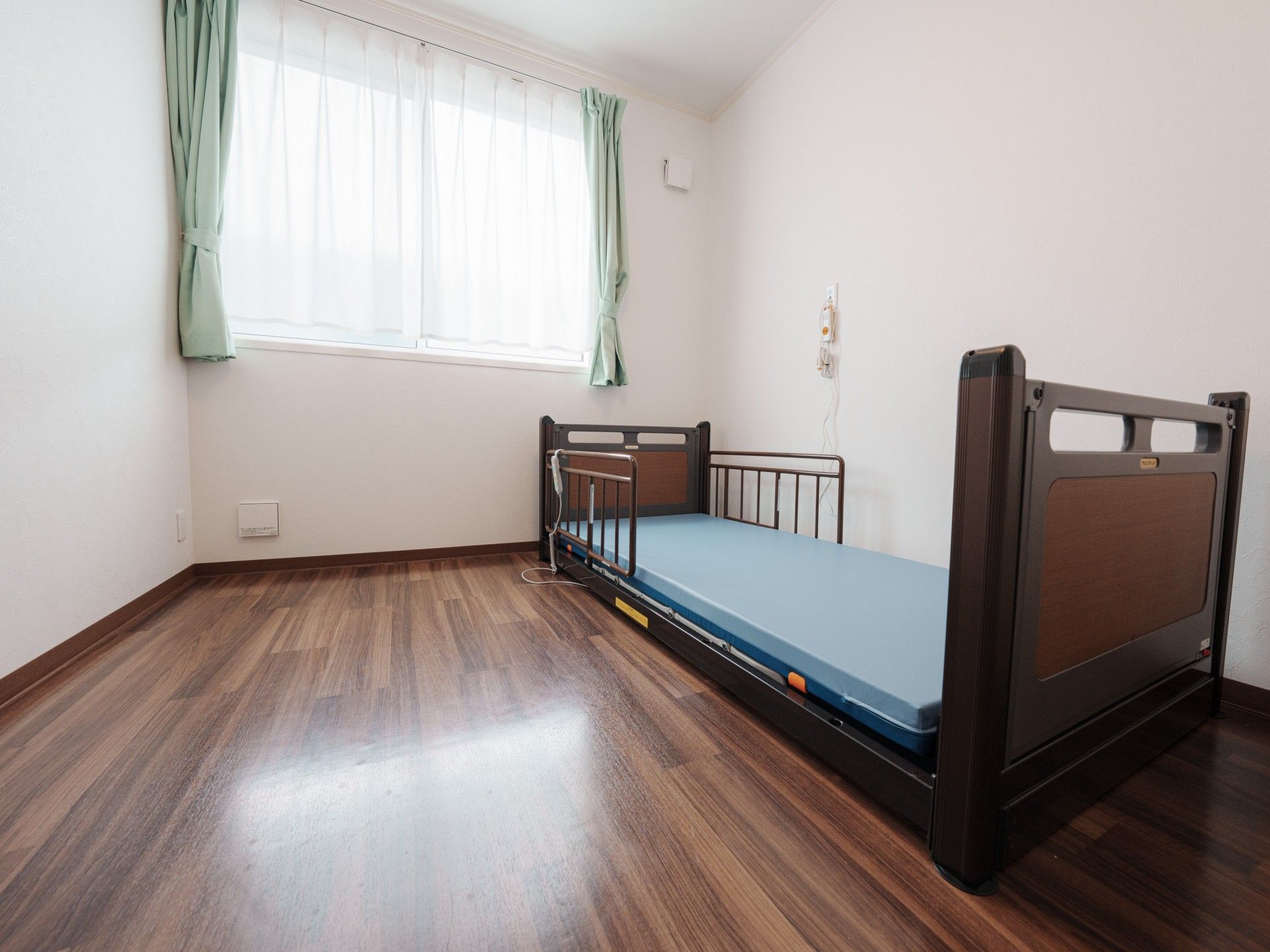 シンプルな居室のベッド