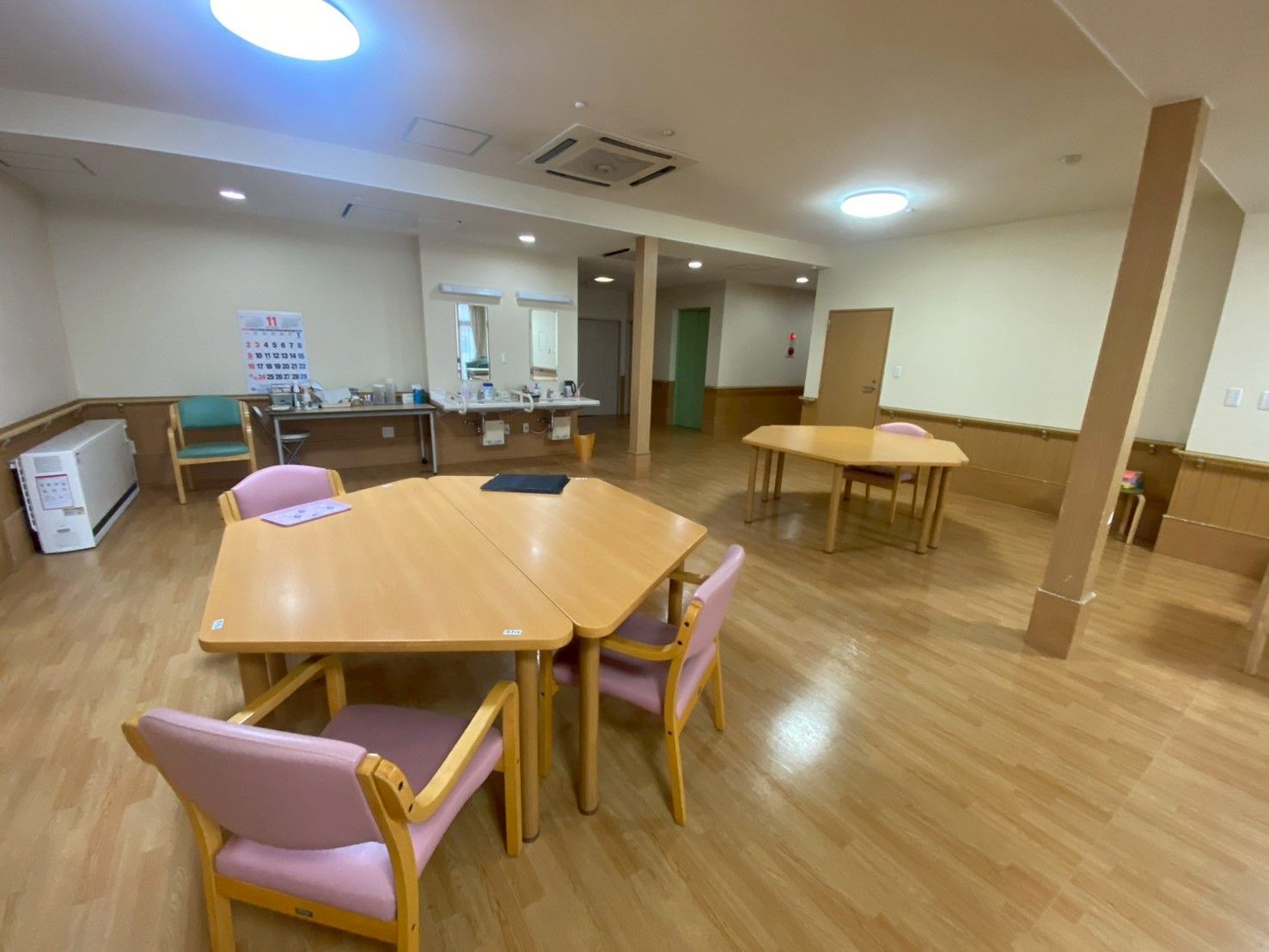 広いテーブルのある部屋