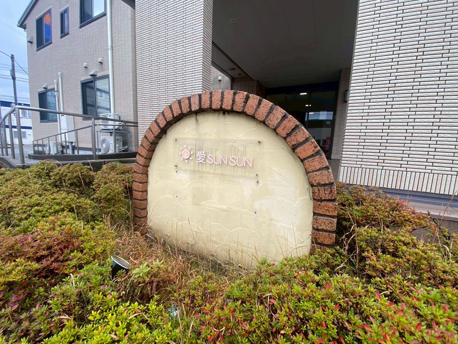 レンガのアーチと看板