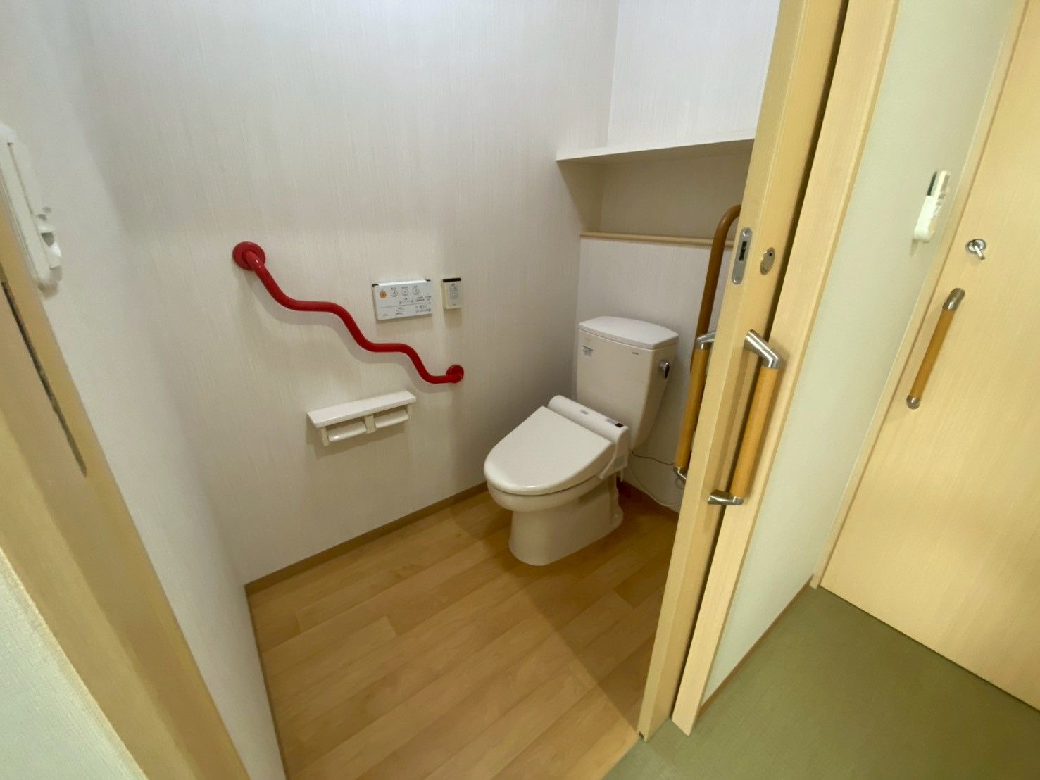 手すり付きのトイレ