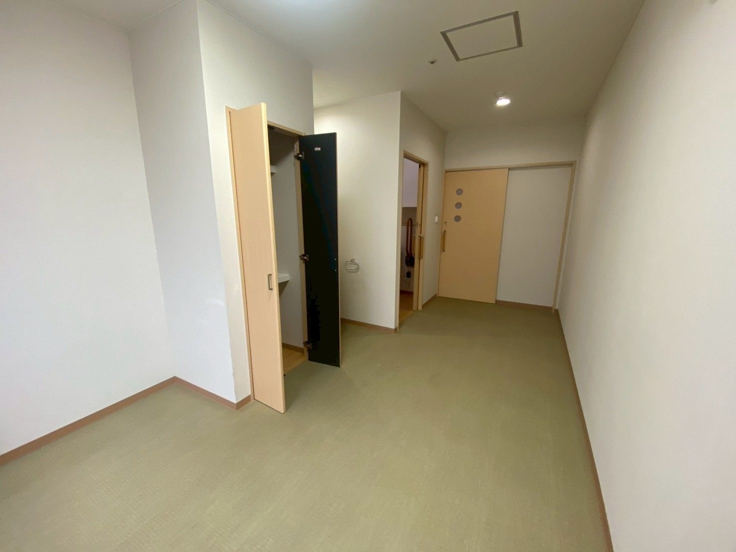 シンプルな個室の廊下