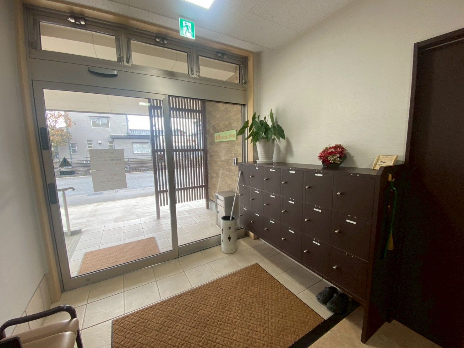 明るい玄関の様子