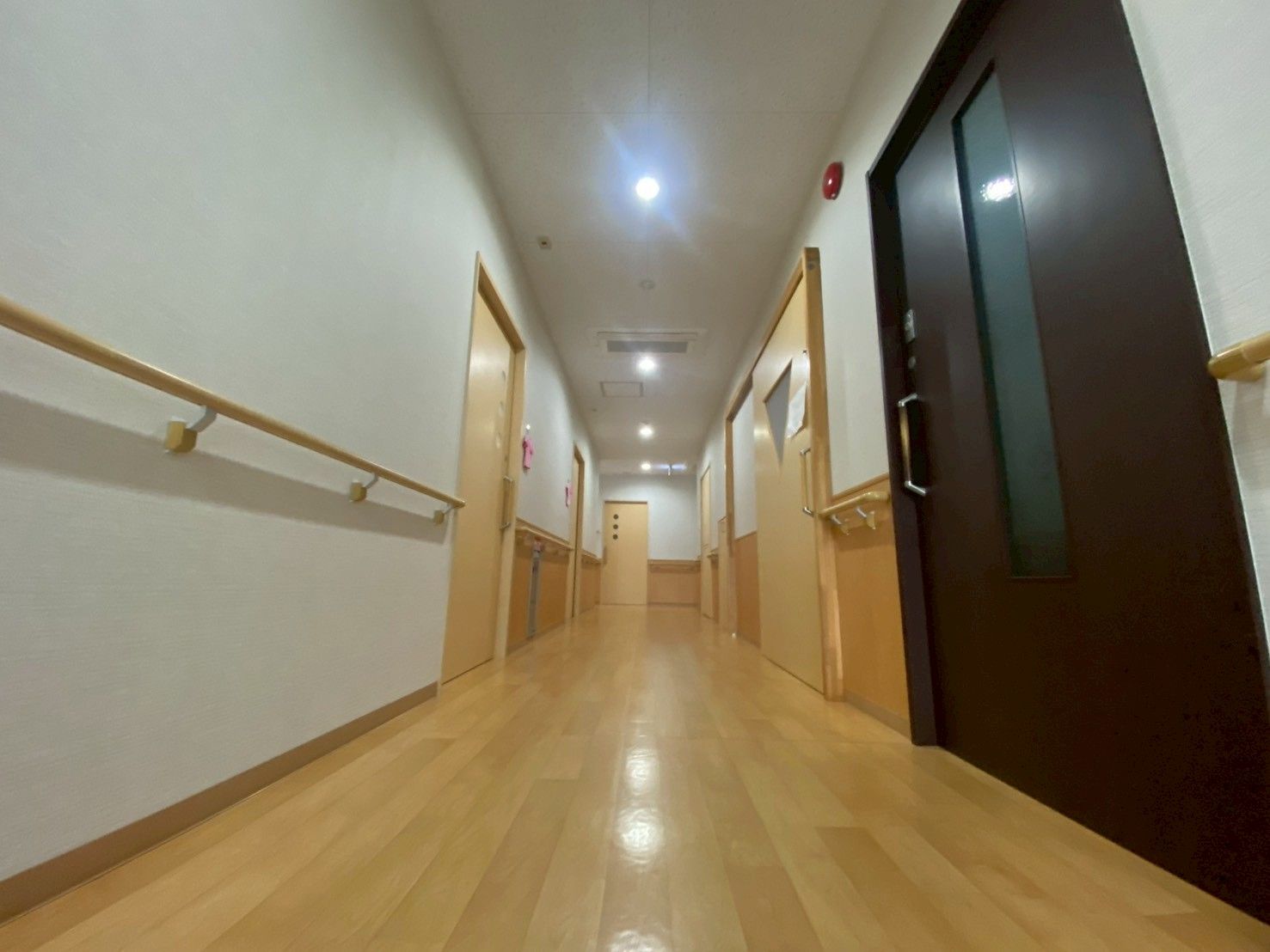 手すり付きの廊下