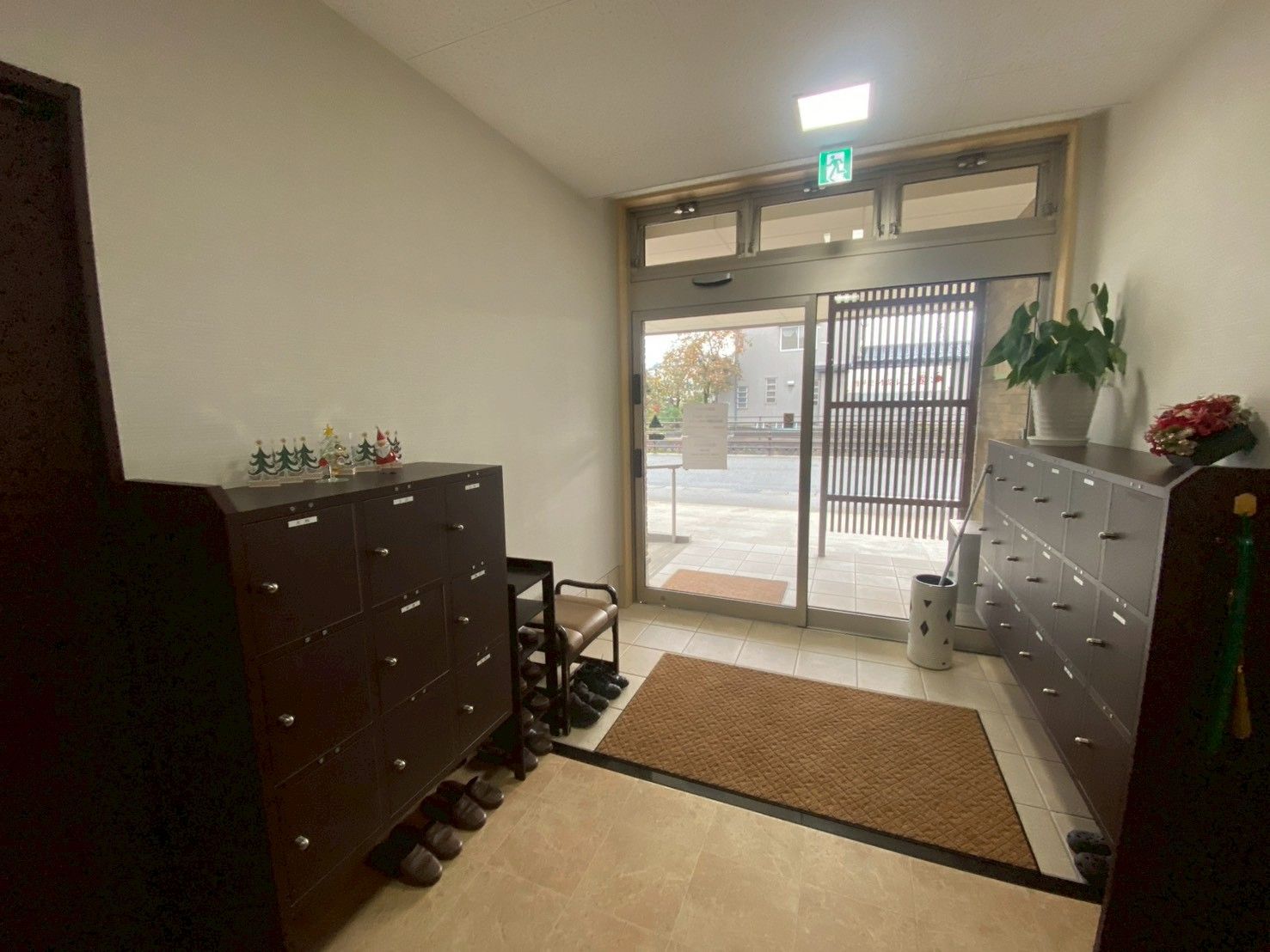 明るい玄関の様子