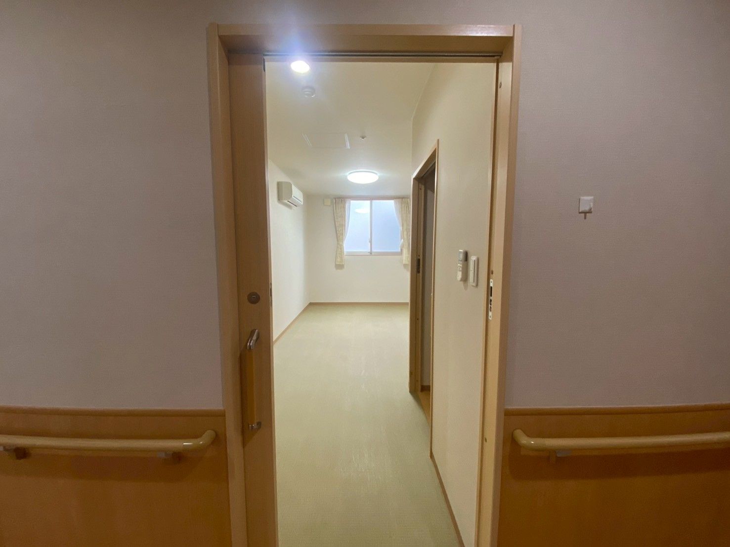 明るい個室の入口