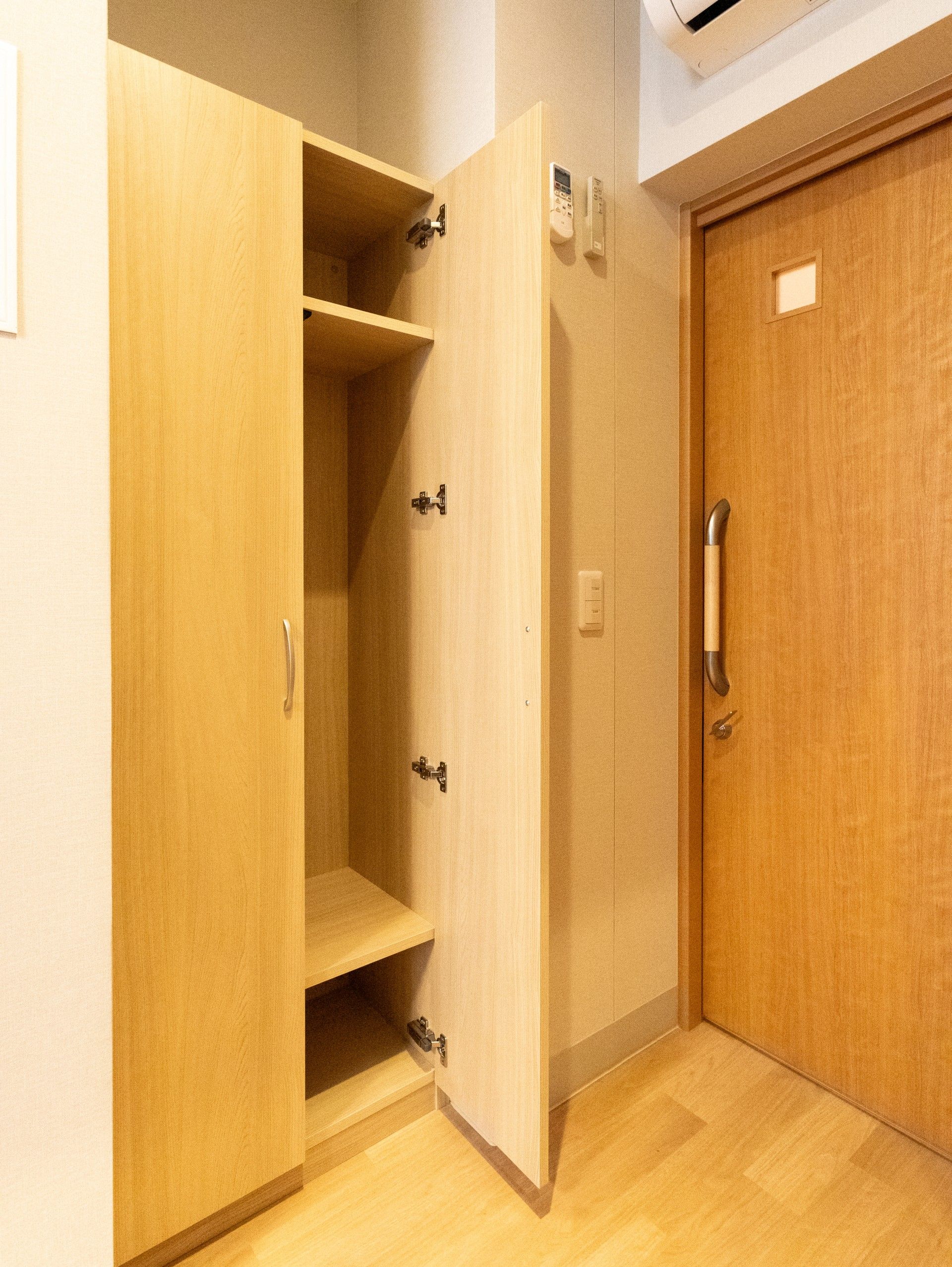 開いた木製の収納家具