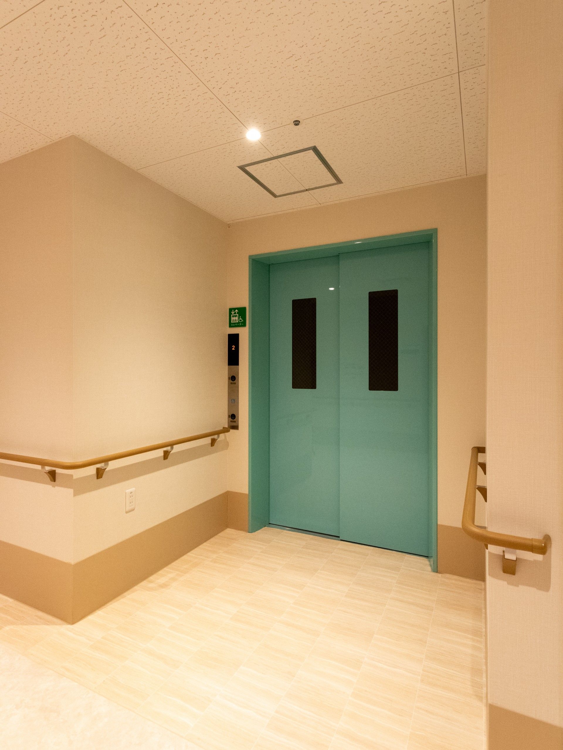 手すり付き廊下の出入口