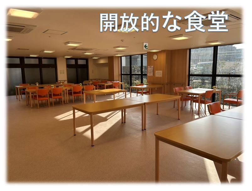 食堂に複数のテーブルと椅子