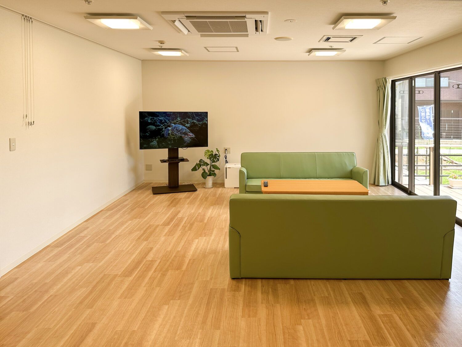ソファーとテーブル、テレビが置いてある部屋