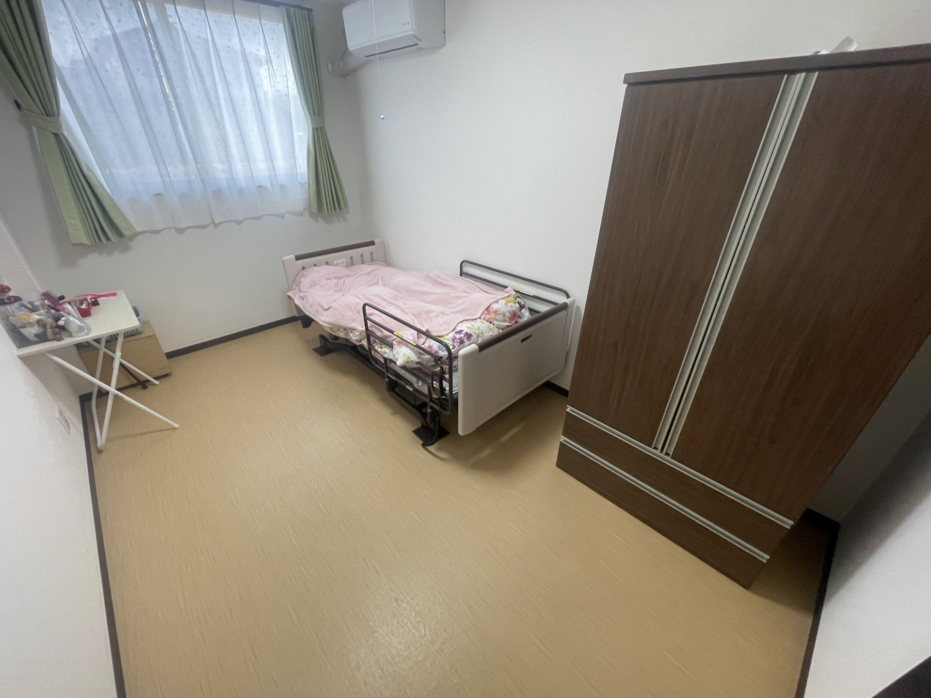 ベッドと収納のある部屋