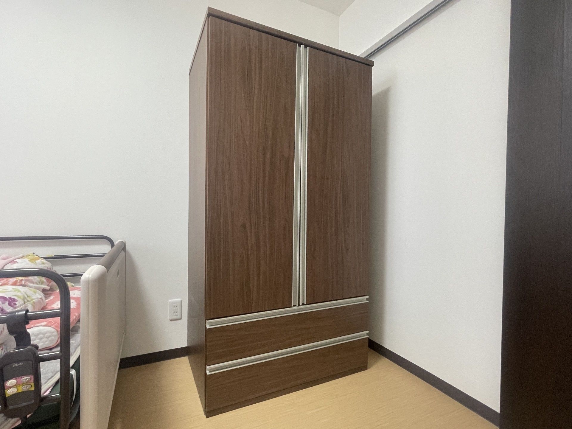 落ち着いた色合いの部屋