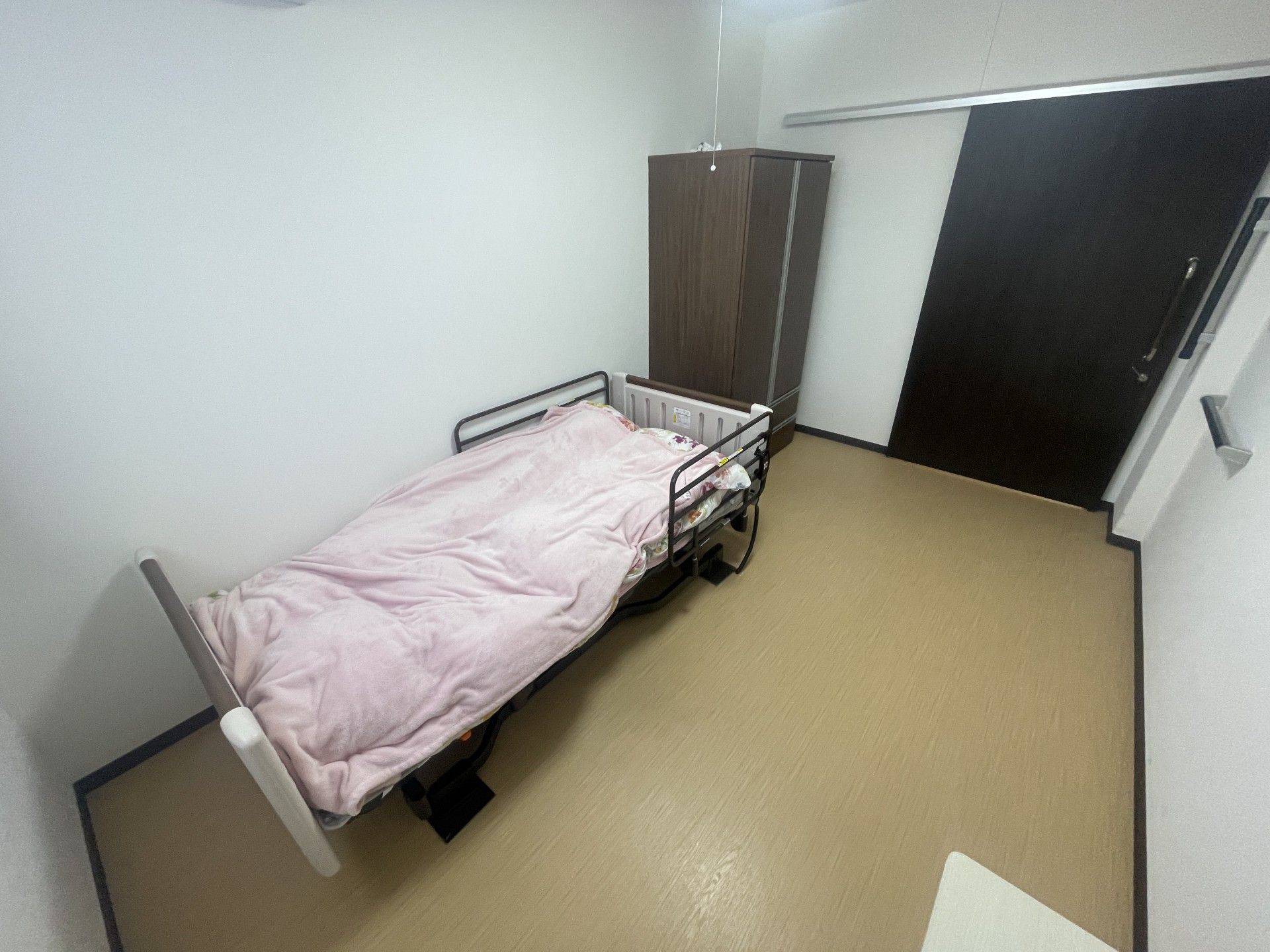シンプルな個室のベッド