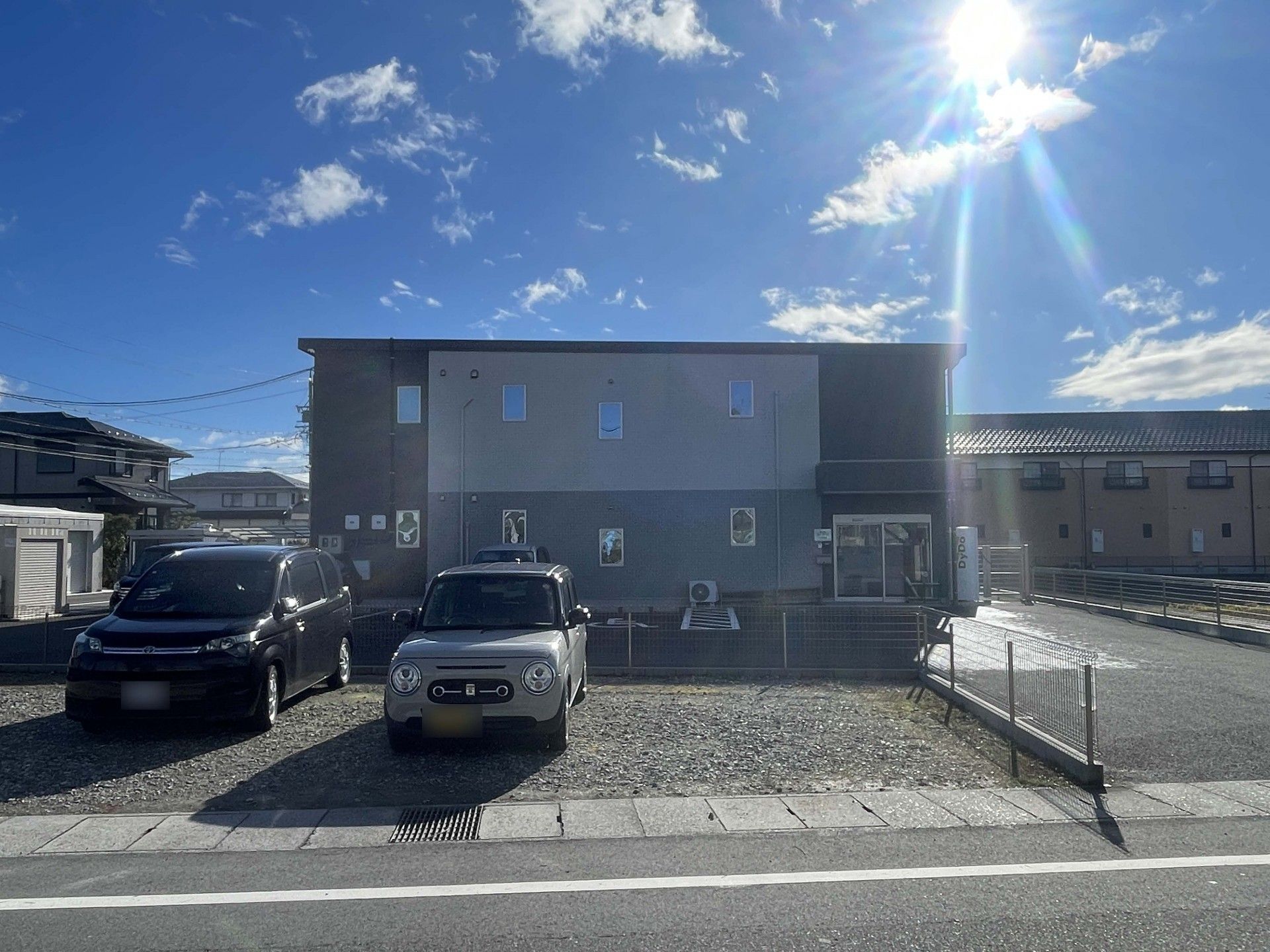 駐車場のある建物外観