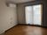 大きな窓があり、日差しが良く差し込む明るいお部屋。現在風の内装で落ち着いた雰囲気。