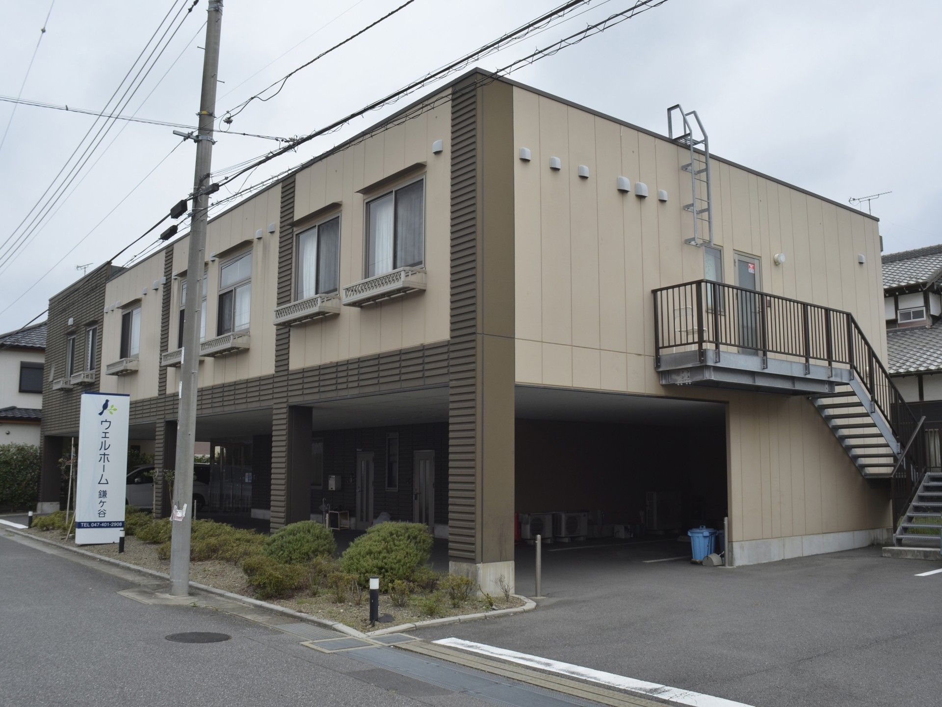 ゆったりとした外観の建物