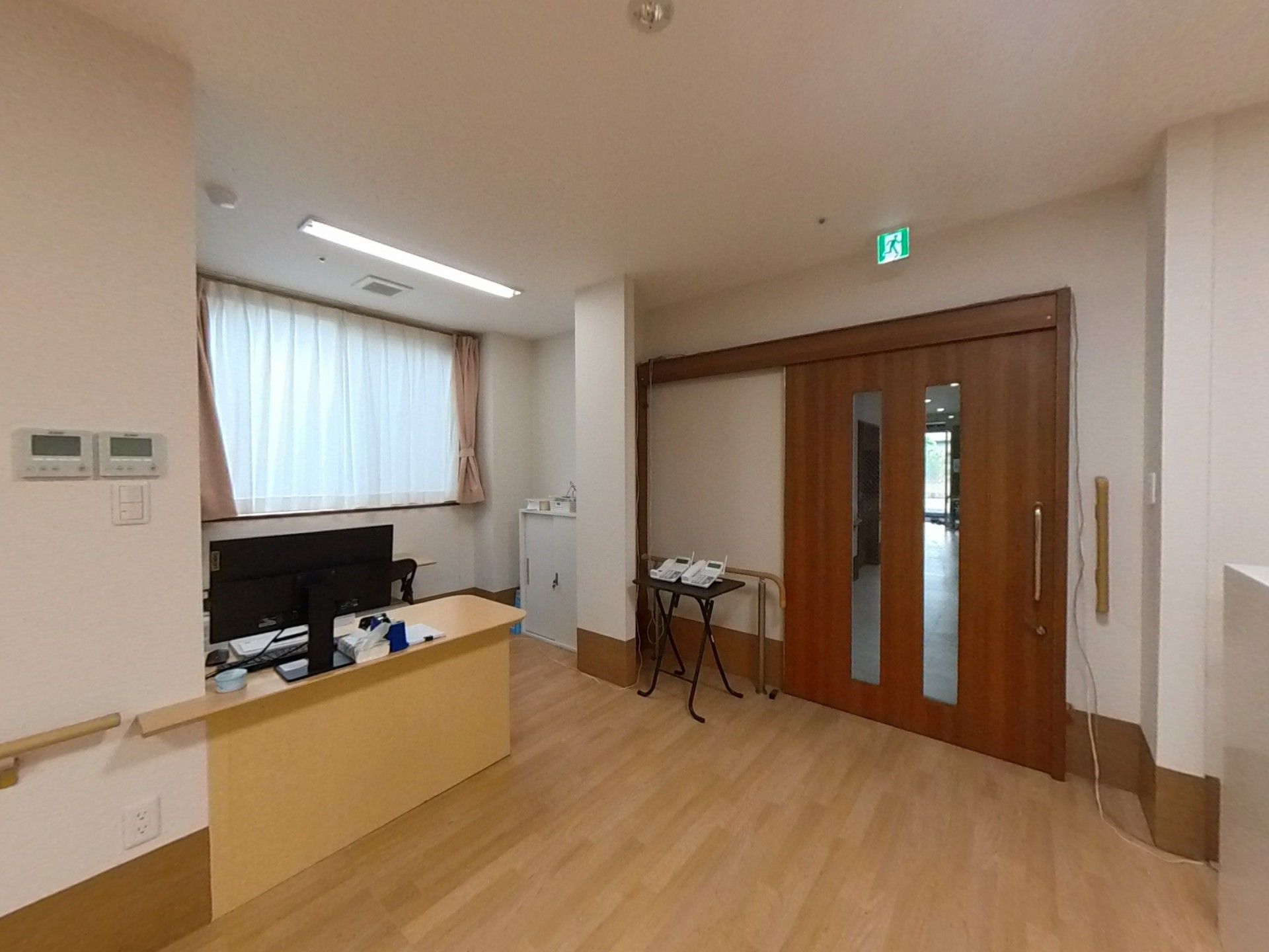 明るい受付と廊下の風景