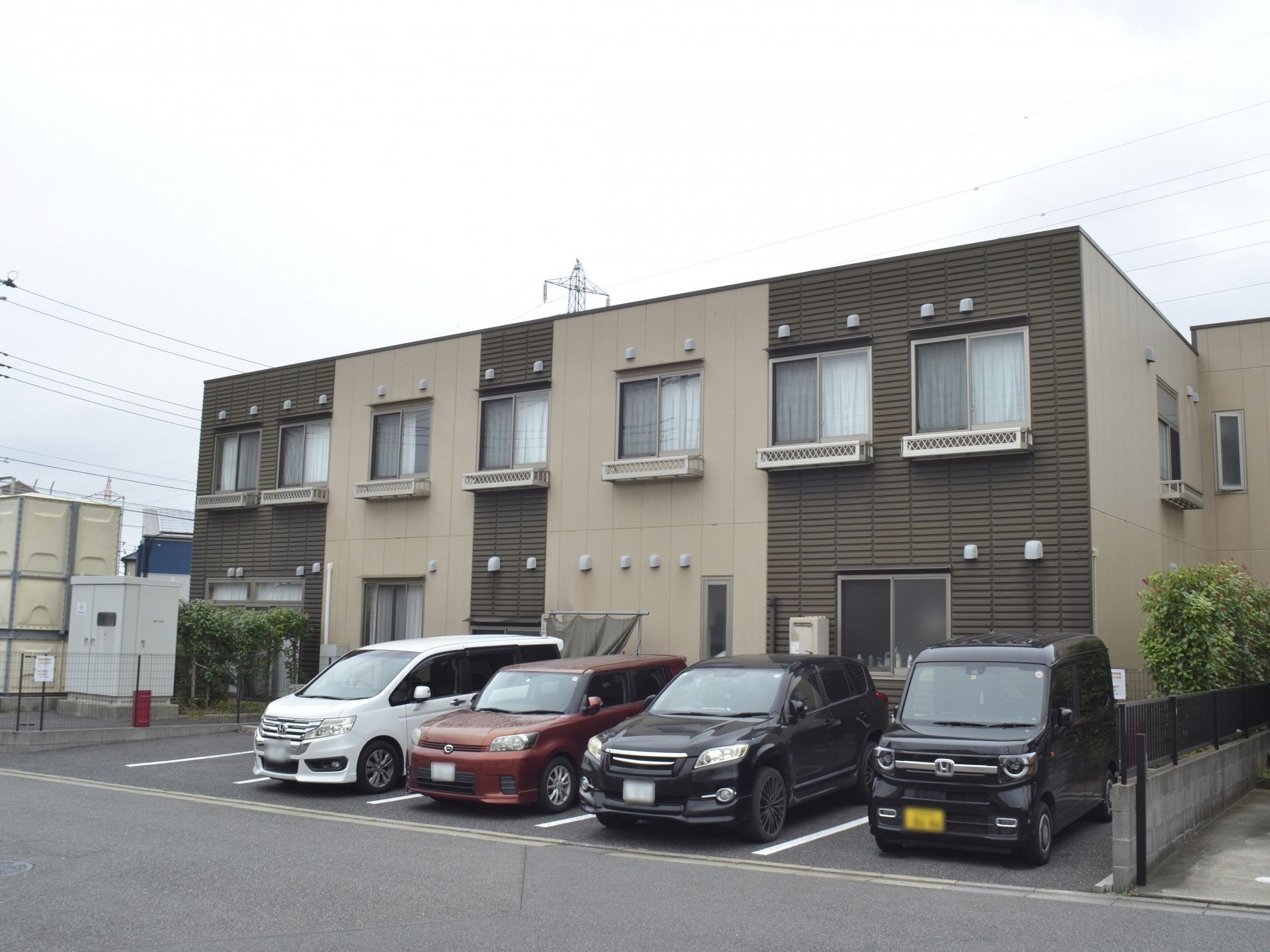 落ち着いた色合いの建物外観