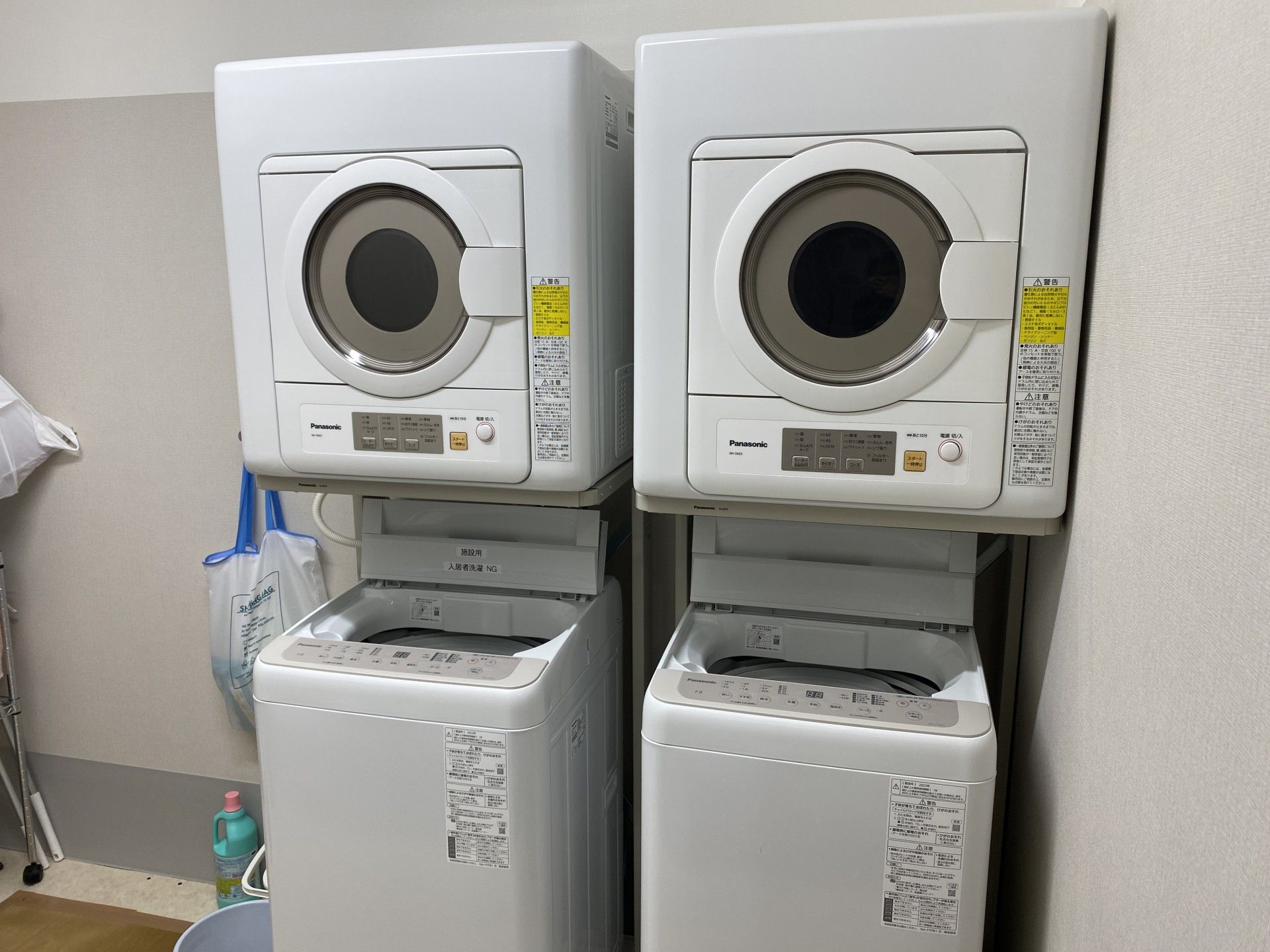 清潔な洗濯機と乾燥機