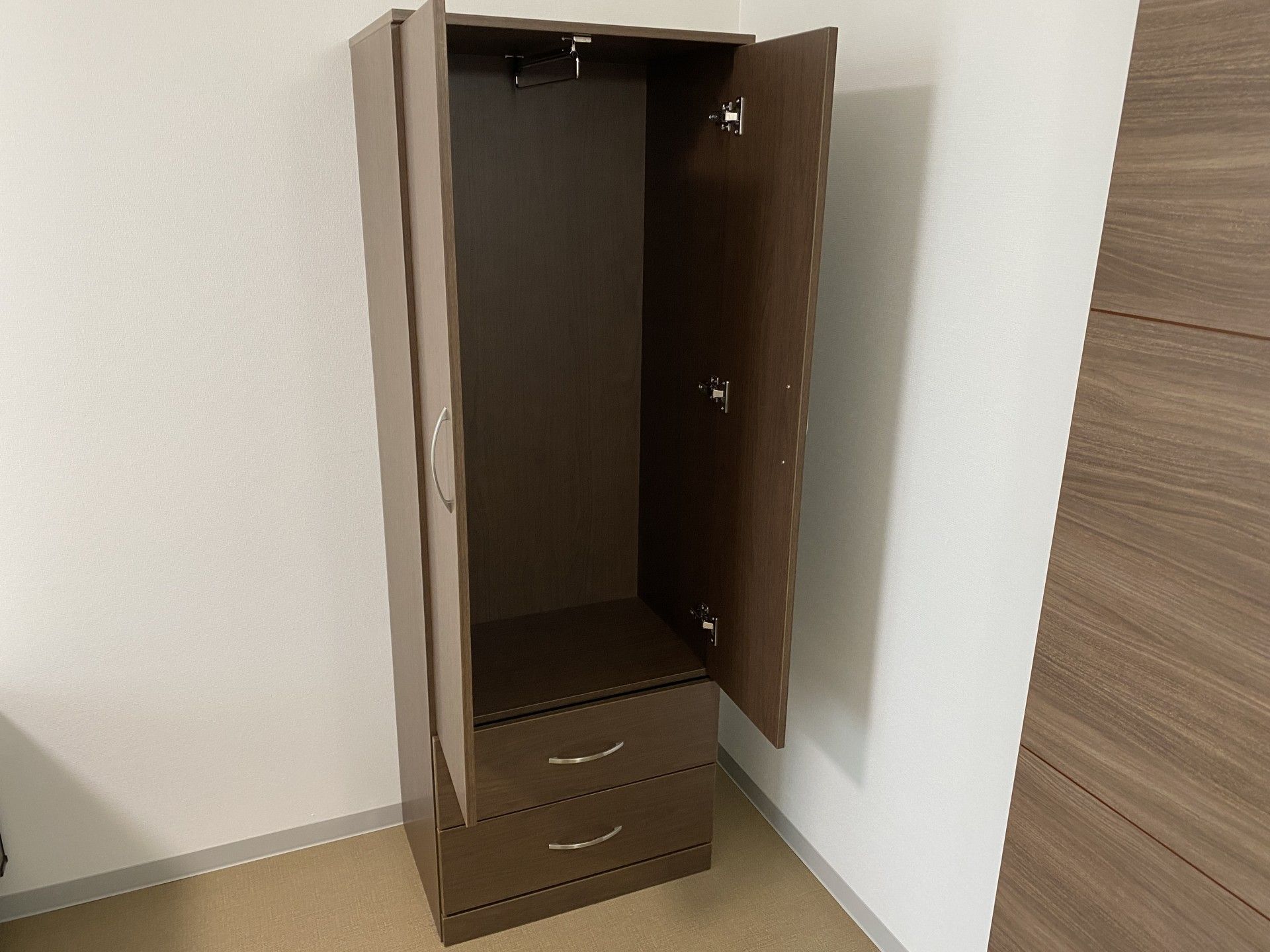 シンプルな木製の収納家具