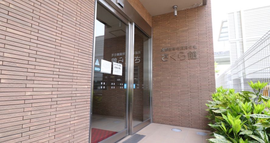 入口の自動ドア施設