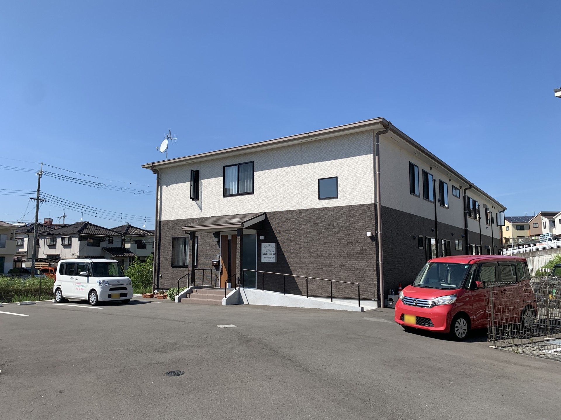 明るい外観の建物