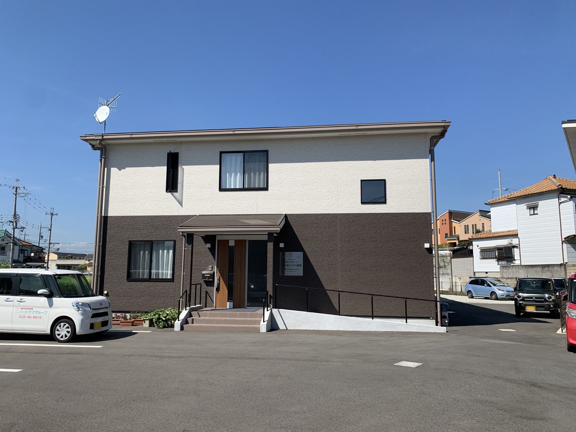 落ち着いたベージュとブラウンのツートンの外壁で落ち着いた雰囲気の建物