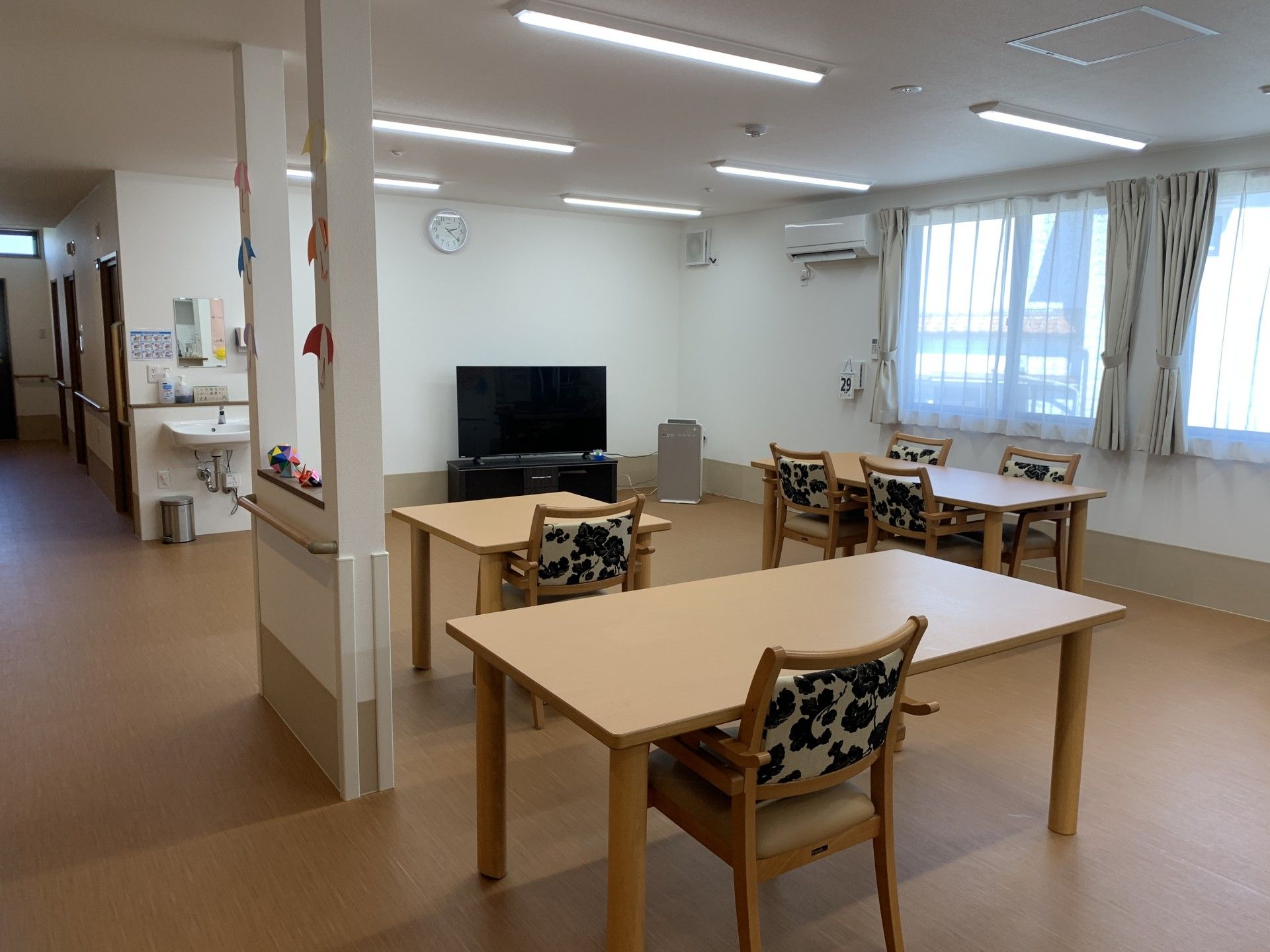 落ち着いた色合いの居室にクローゼット、洗面台が設置されている