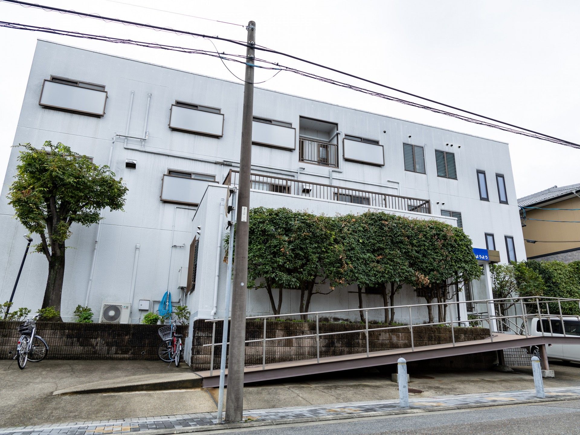 白い建物と緑の樹木