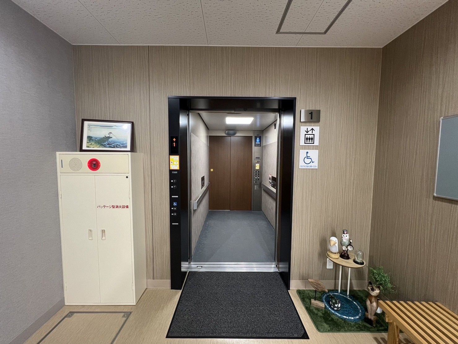エレベーター前の廊下