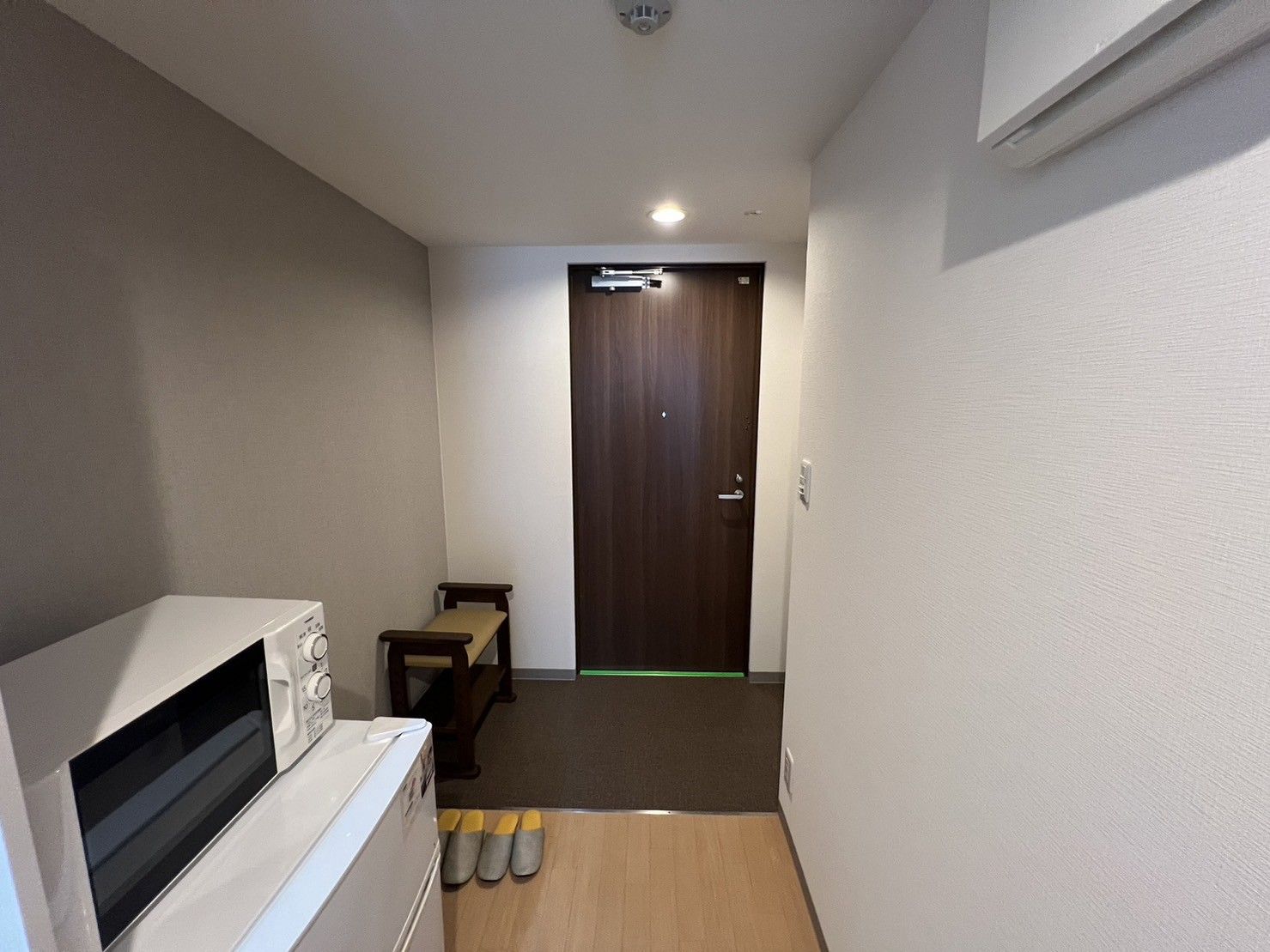 居室の入口と家電
