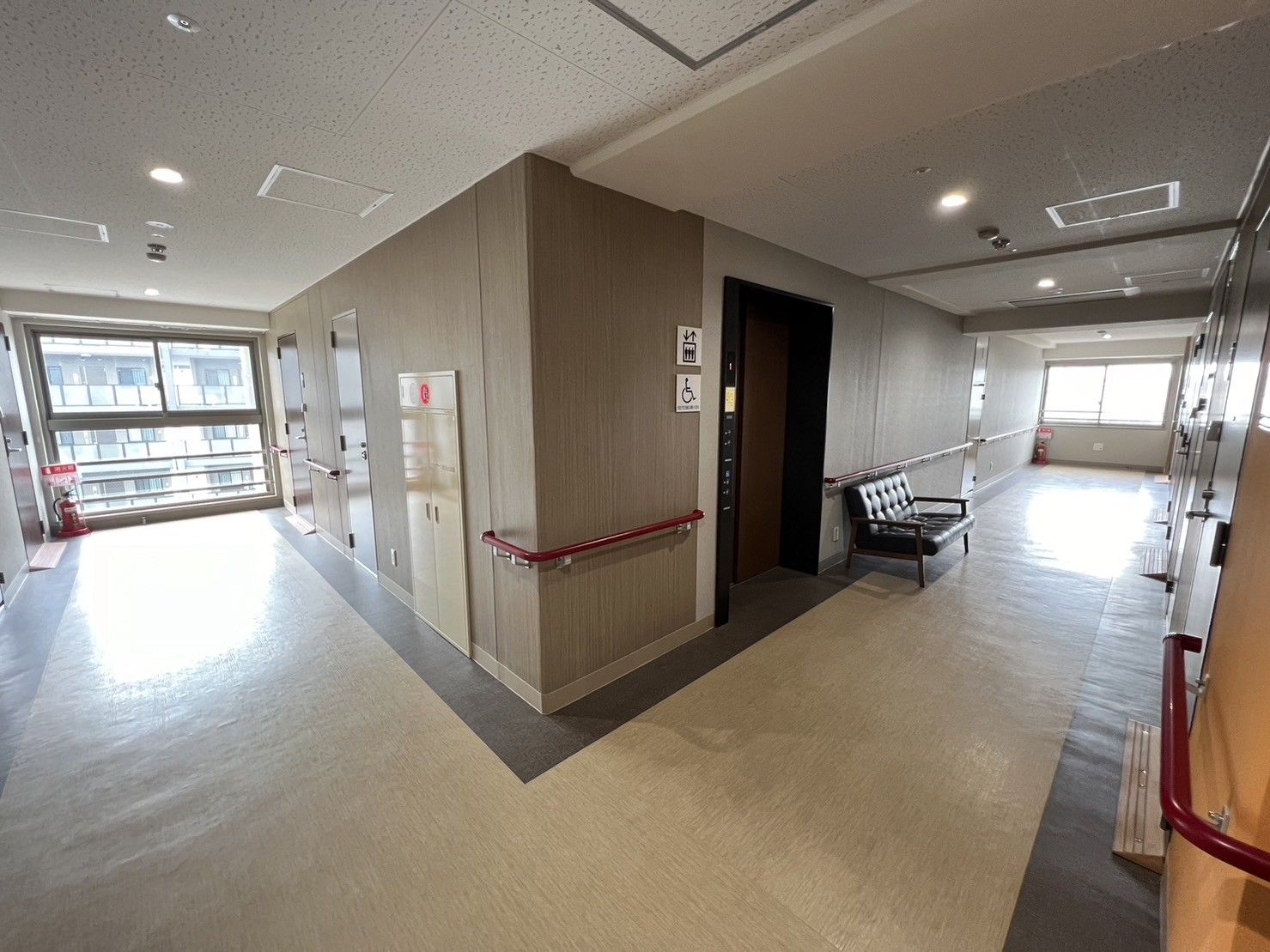 明るく広々とした廊下
