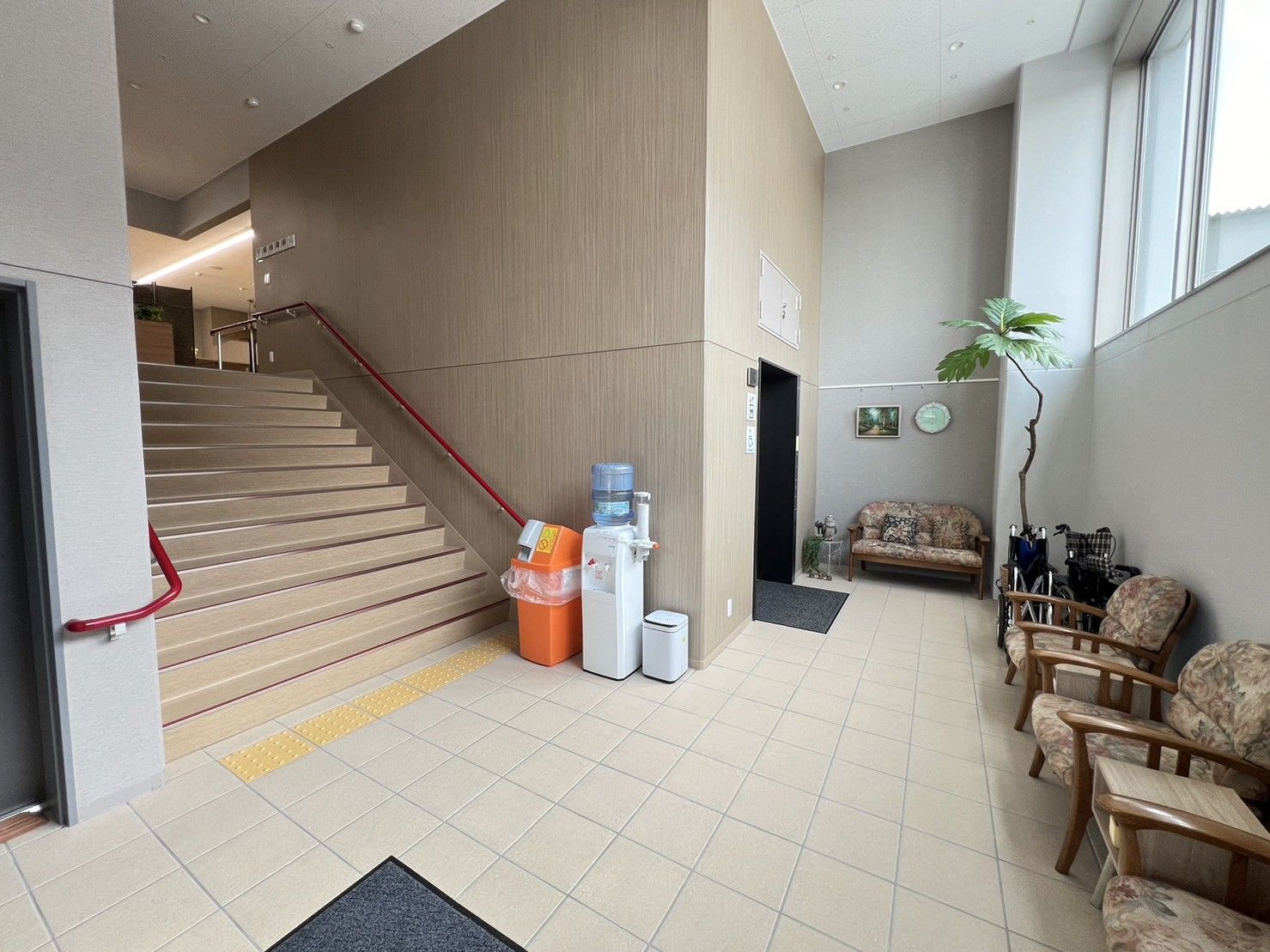 明るく広々としたエントランスホール