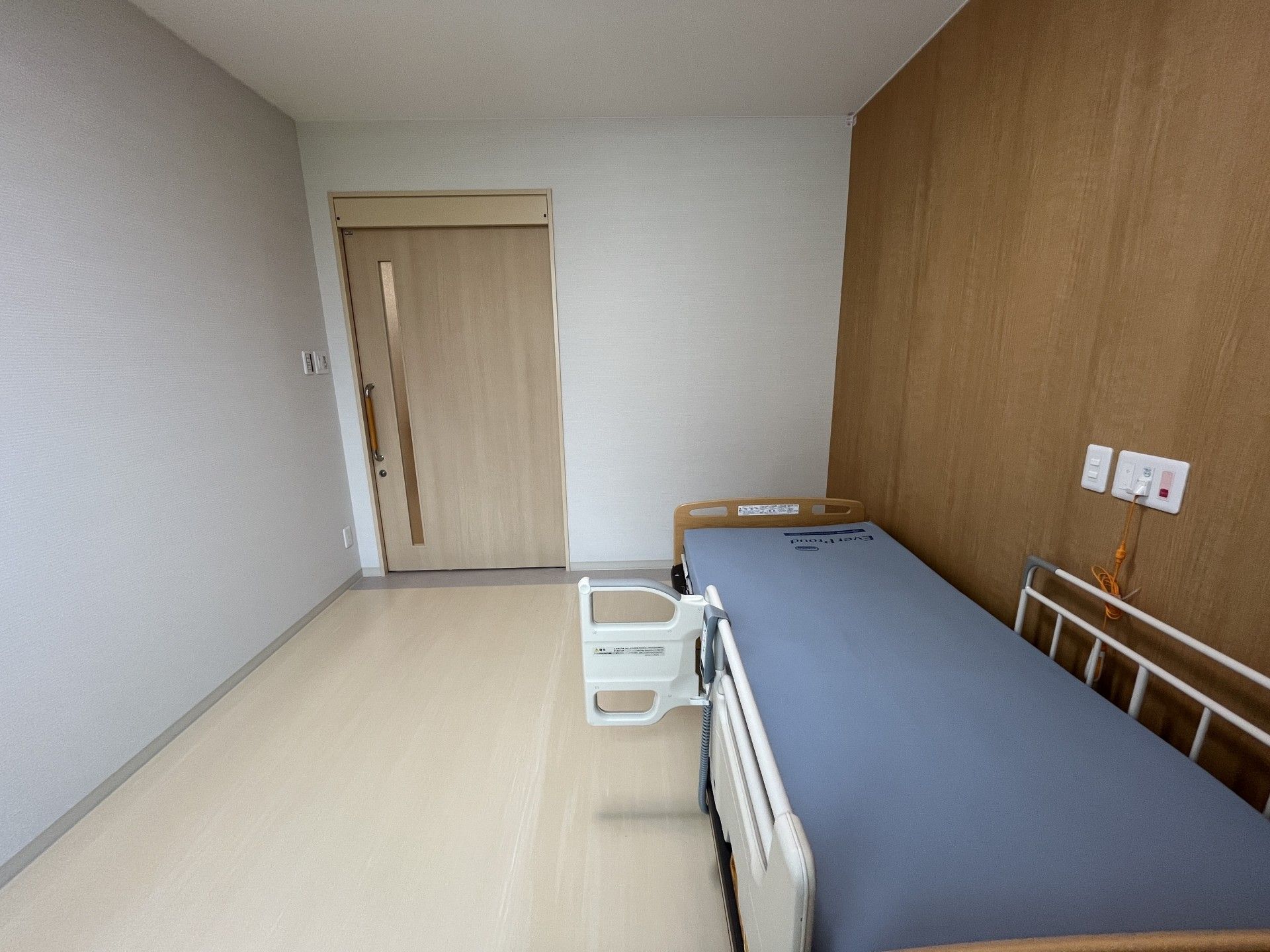 居室のベッドと扉