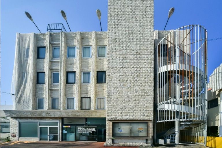 外観の階段と建物