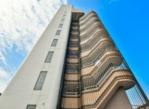 青空に映える建物外観