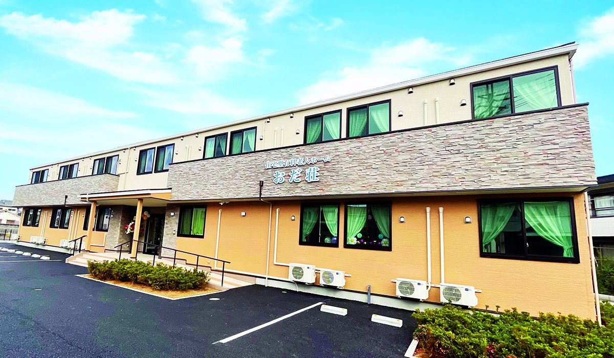 駐車場と2階建ての建物